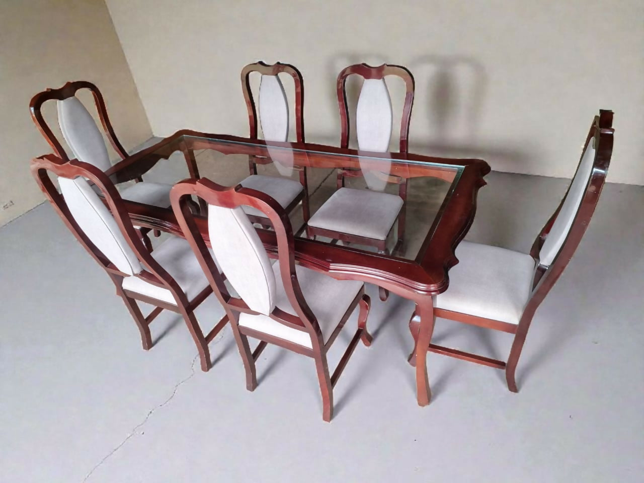 Mesa de Jantar com 6 Cadeiras estilo Provençal em Mogno