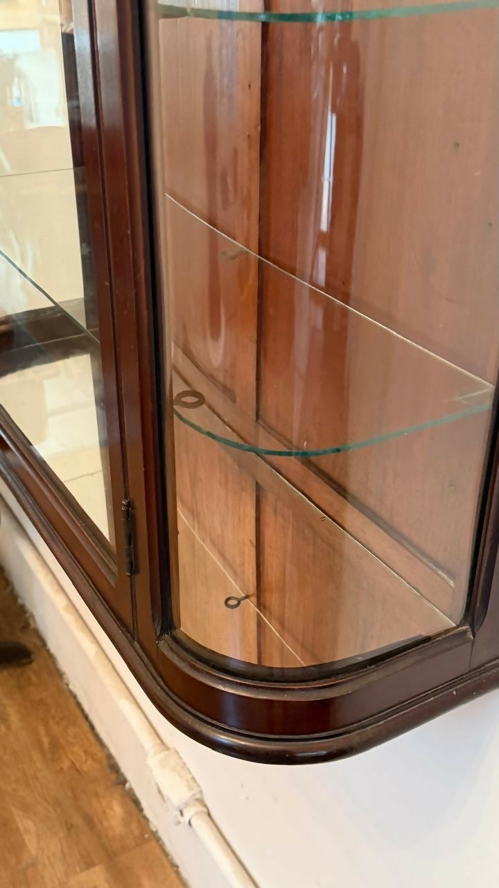 Armário Cristaleira antiga de madeira com porta de vidro curvo