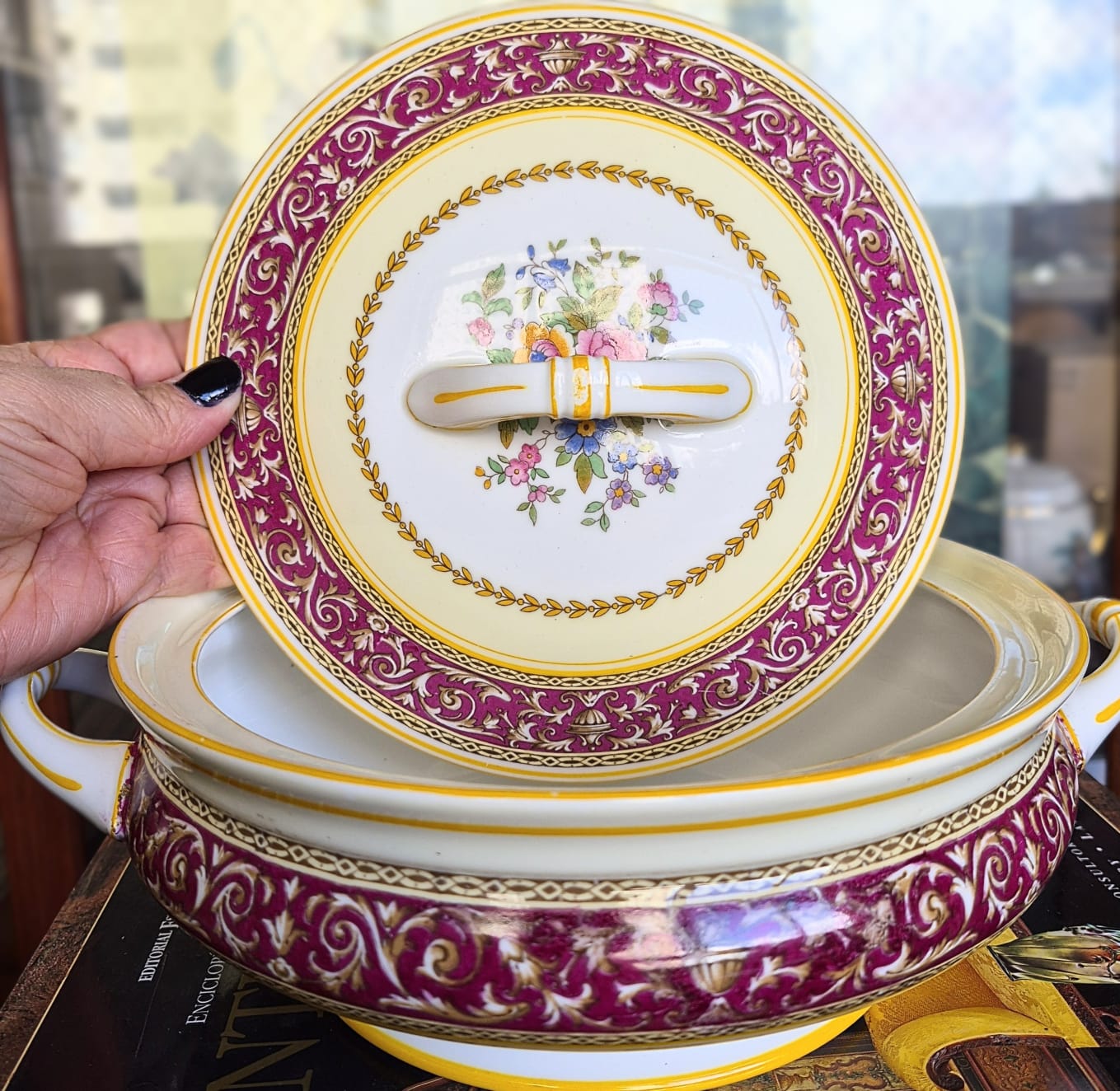 Terrina em porcelana fine bone China antiga,  anos 30, inglesa Paragon, modelo Corinthian Maroon (Gold Trim). Intacta,  como nova.