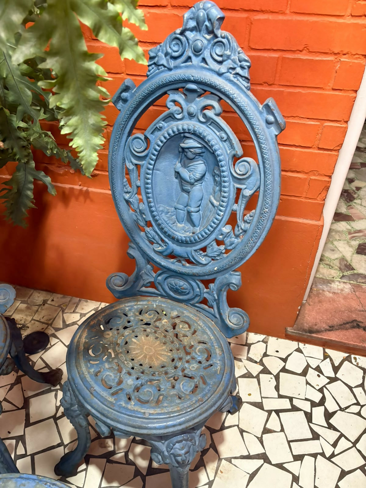 Conjunto mesa e cadeiras em ferro fundido azul para área externa
