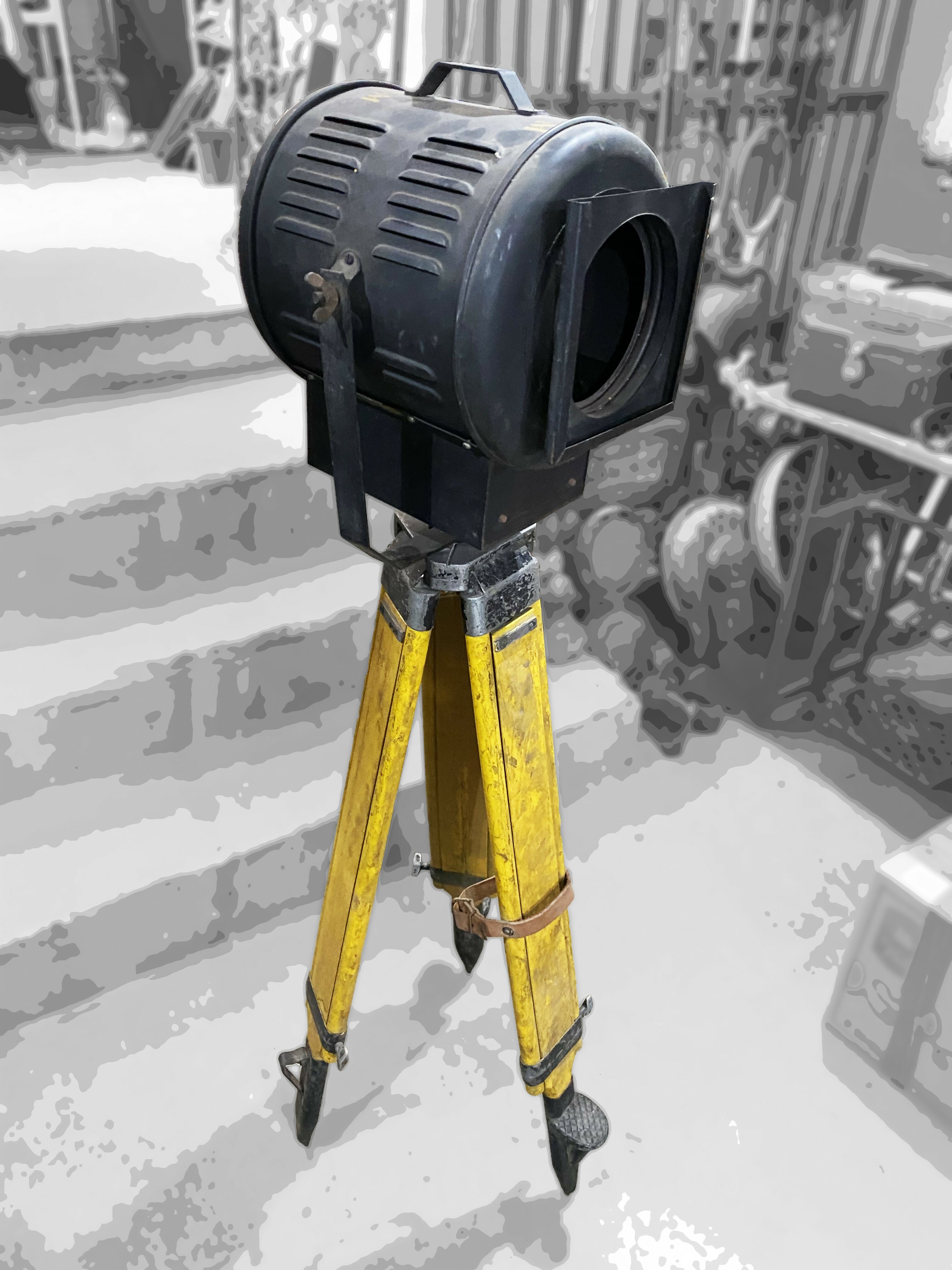 Luminária customizada com refletor de cinema (tam. médio) + tripé amarelo