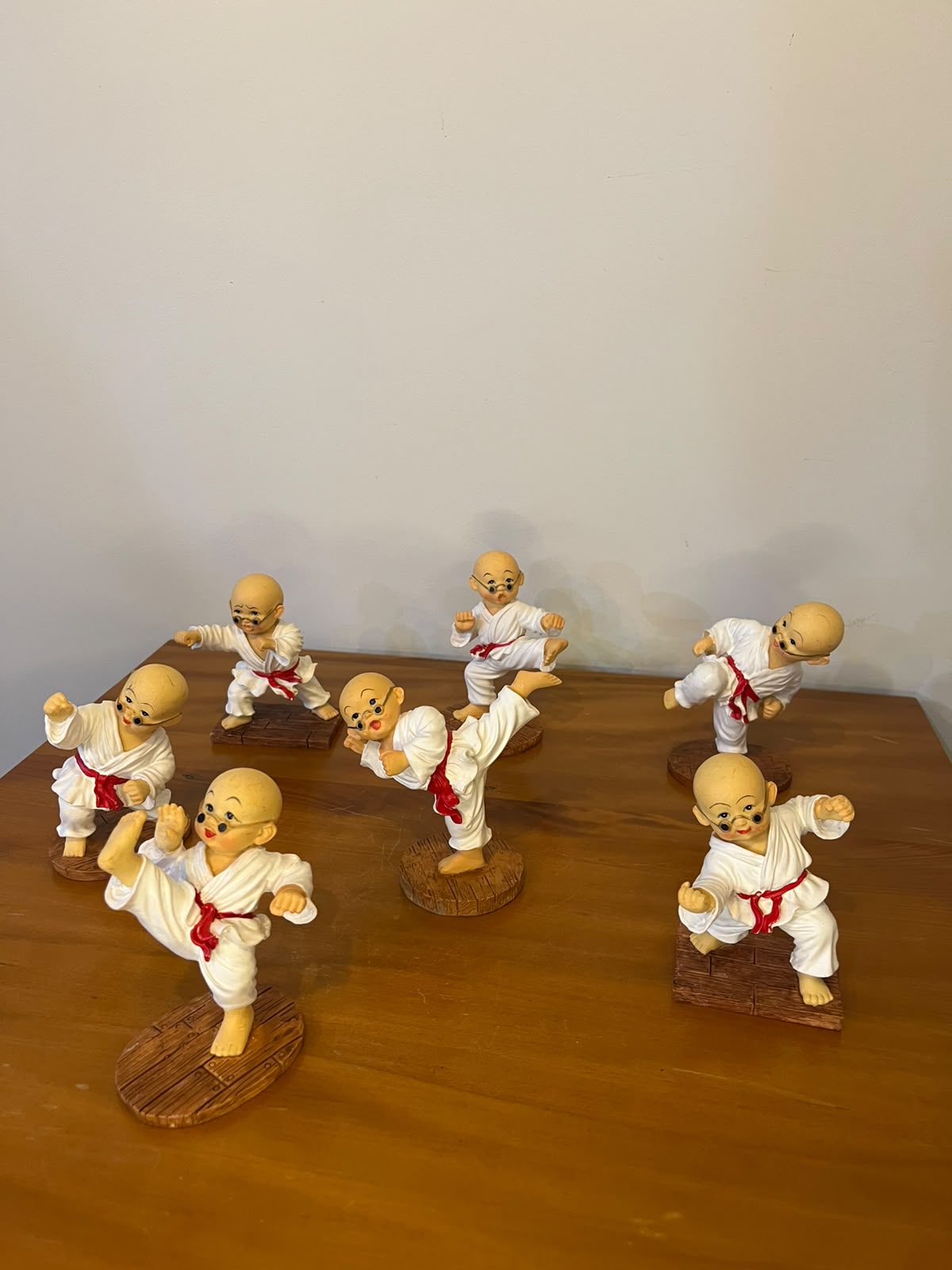Conjunto com 7 mini esculturas de monges artistas marciais | 10 cm