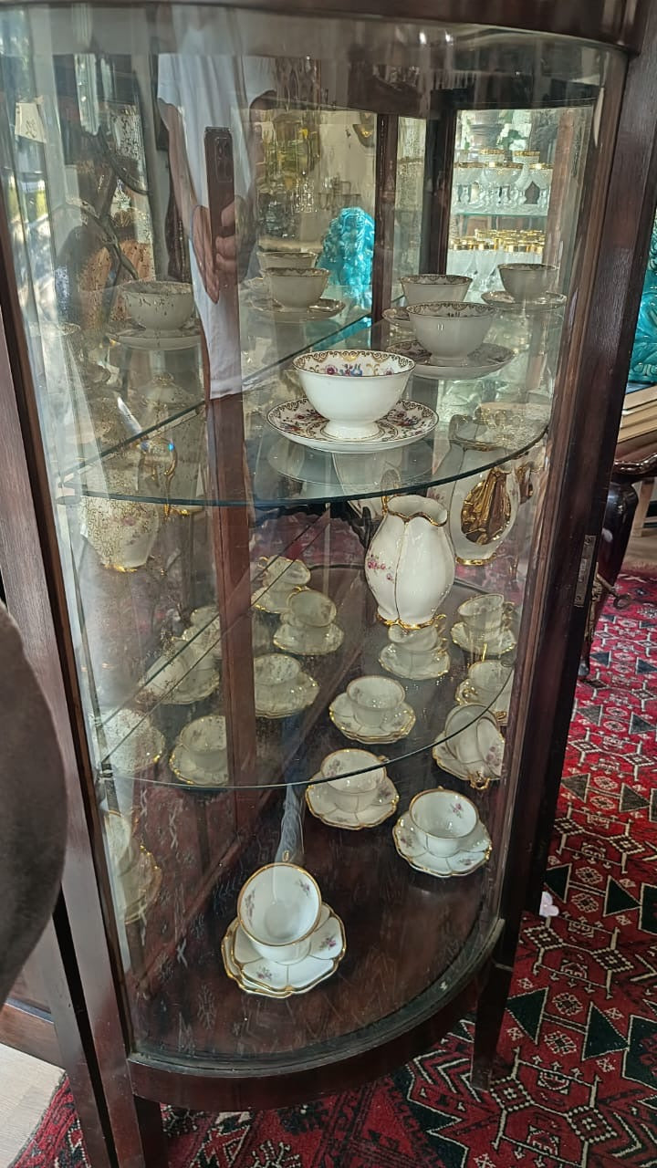 Cristaleira Clássica em Madeira com Espelho e Porta de Vidro Decorativos