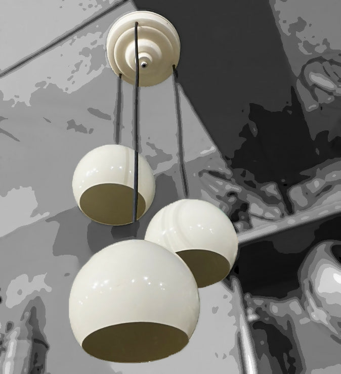 Lustre pendente antigo e restaurado em bege claro