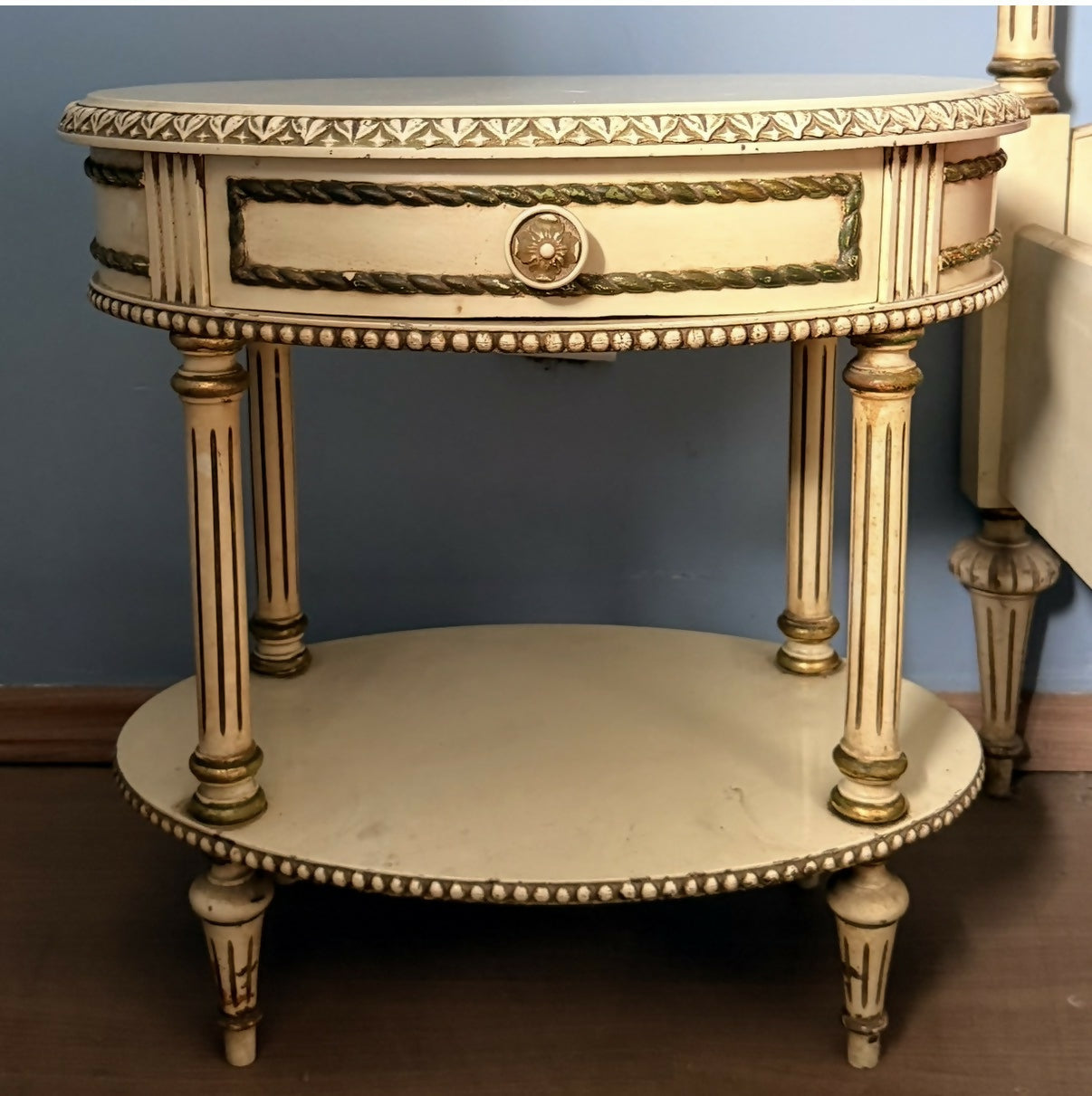 Belíssima cama de casal com duas mesas de cabeceira