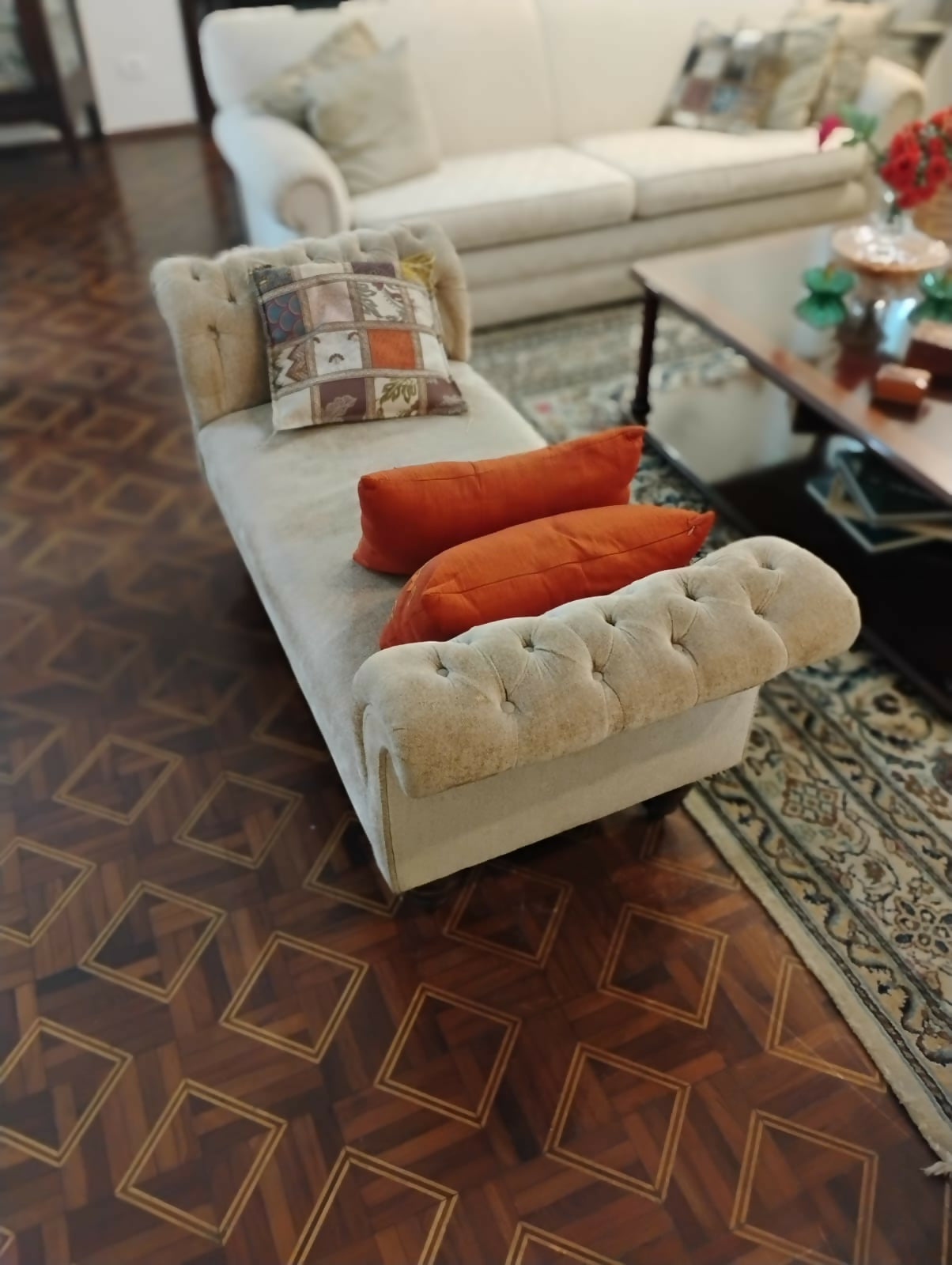 Divã clássico em veludo.