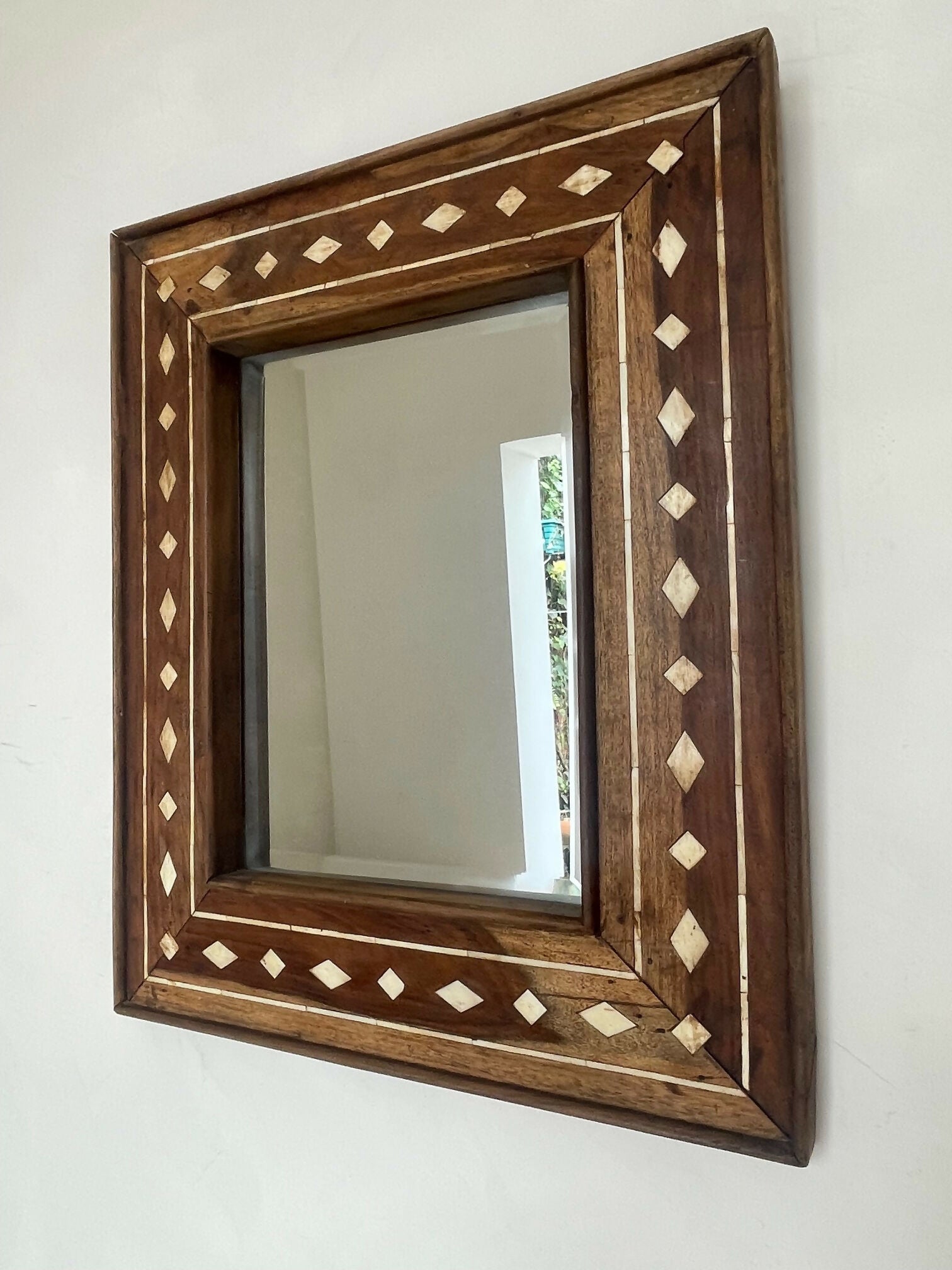 Espelho indiano de madeira com marchetaria em osso