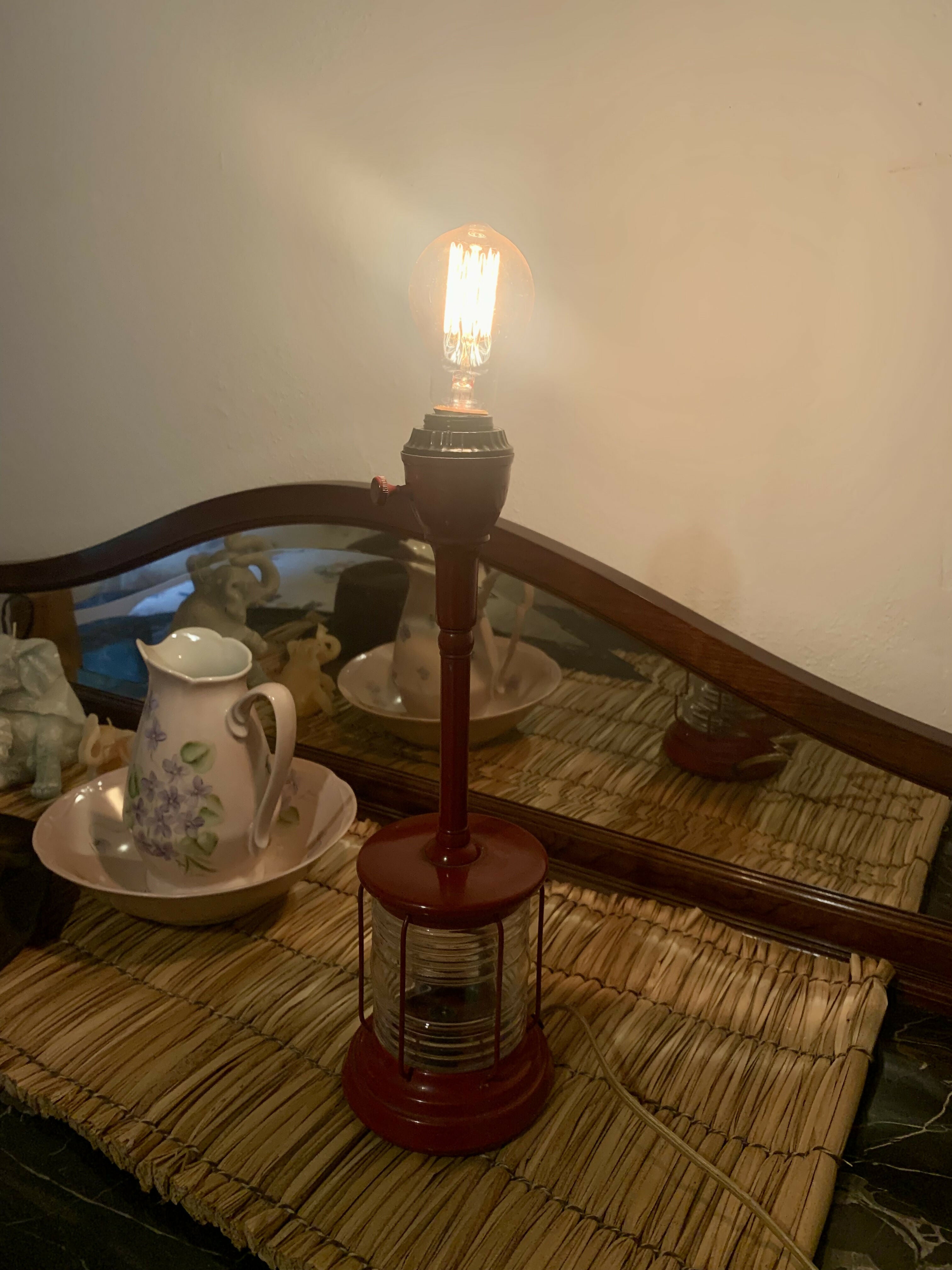 Abajur antigo com farol de barco