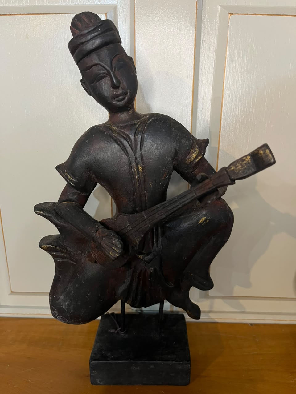 Trio de músicos orientais esculpidos em madeira — figuras decorativas sobre base