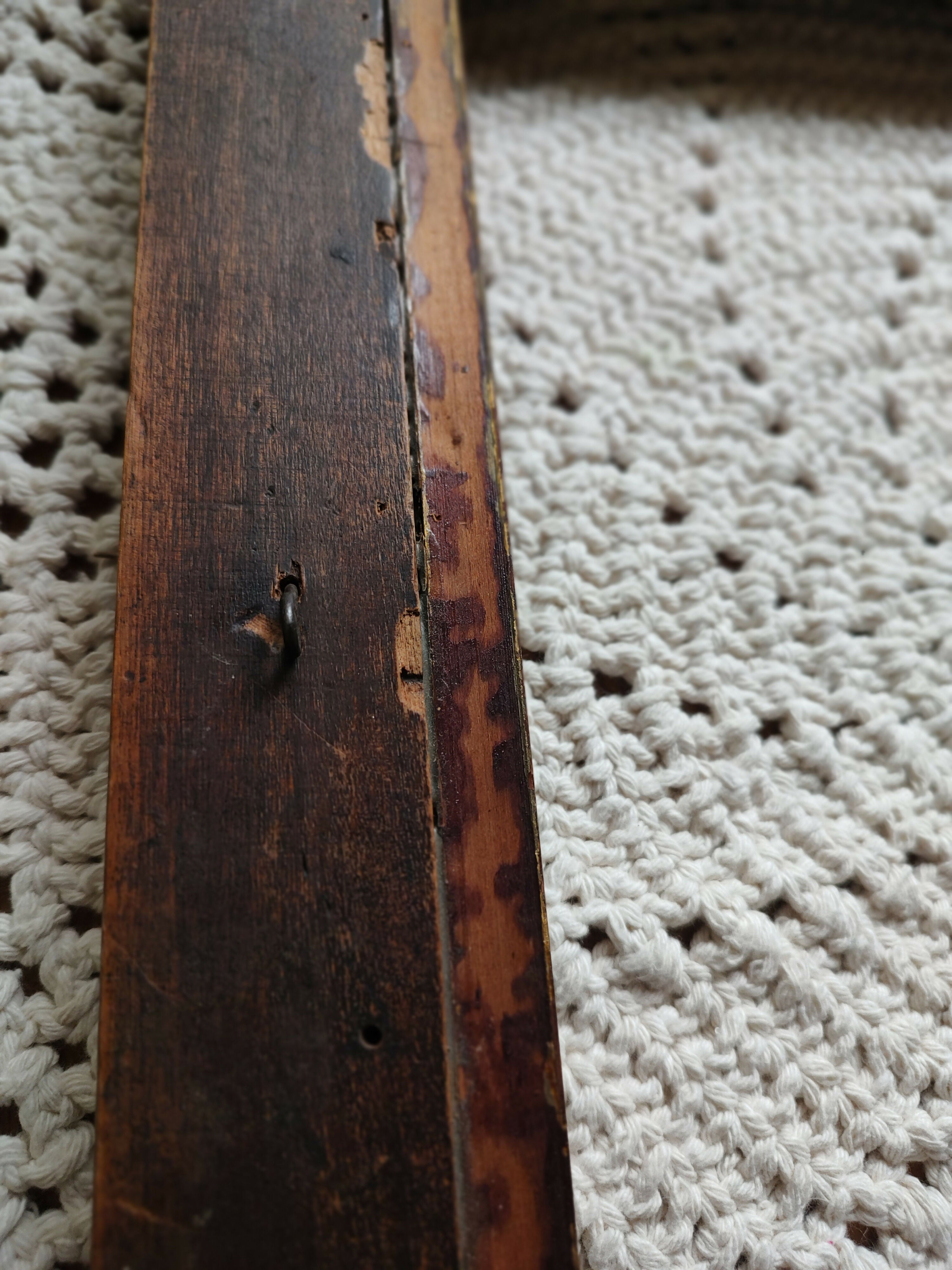 Antiga e Maravilhosa Moldura em Jacarandá Maciço com adornos florais em metal (46cm x 36cm)