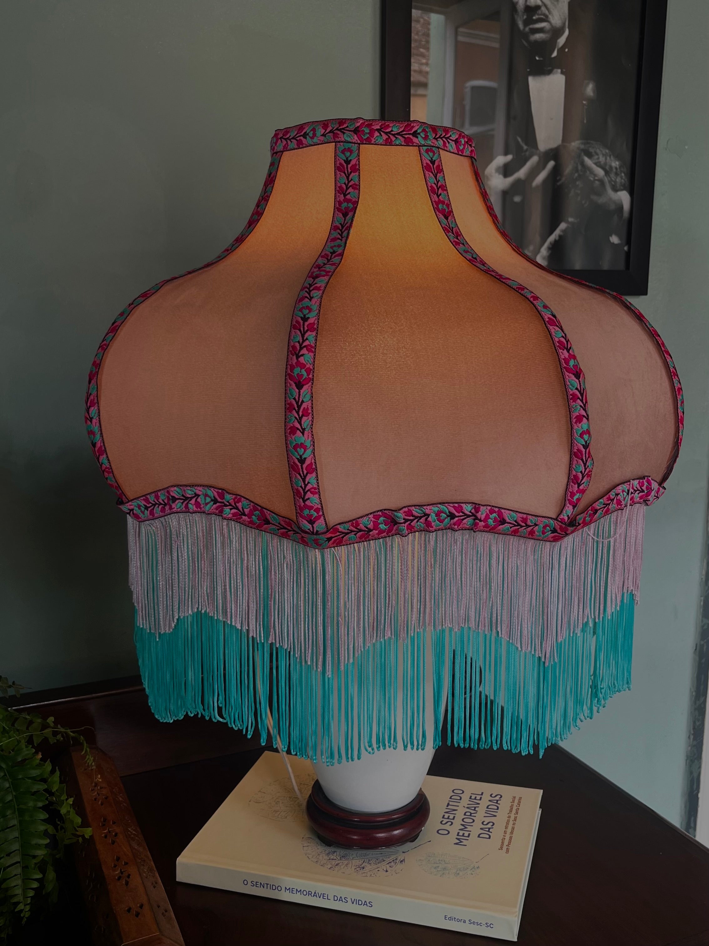 Abajur Boho em Porcelana Branca com cúpula com franjas 
