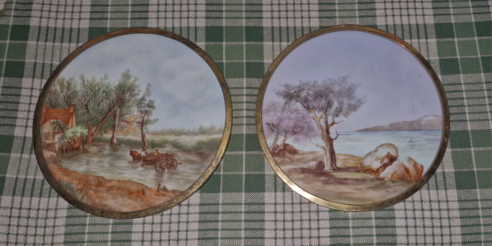 Raras placas em porcelana pintadas à mão