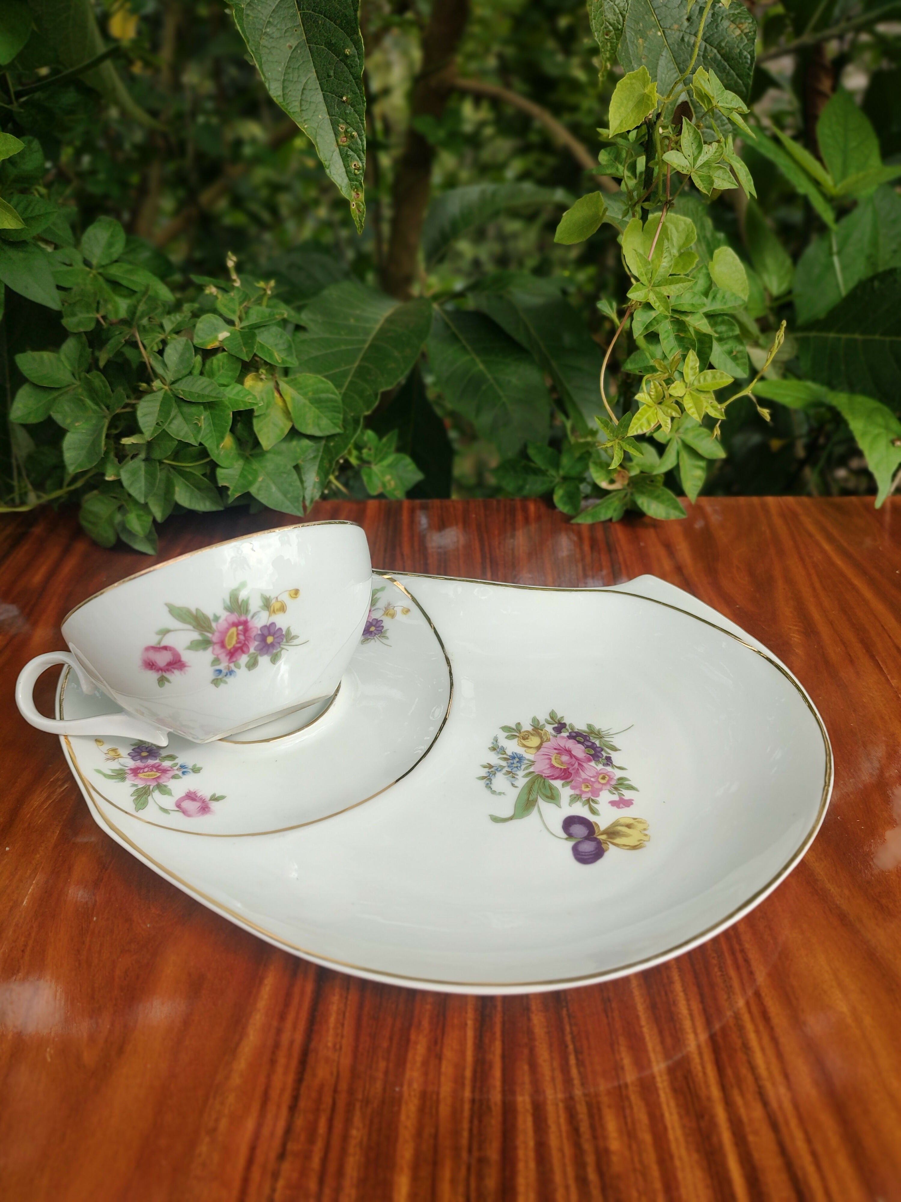 Lindo conjunto de chá Schmidt com Pires/Prato e Xícara com desenhos florais