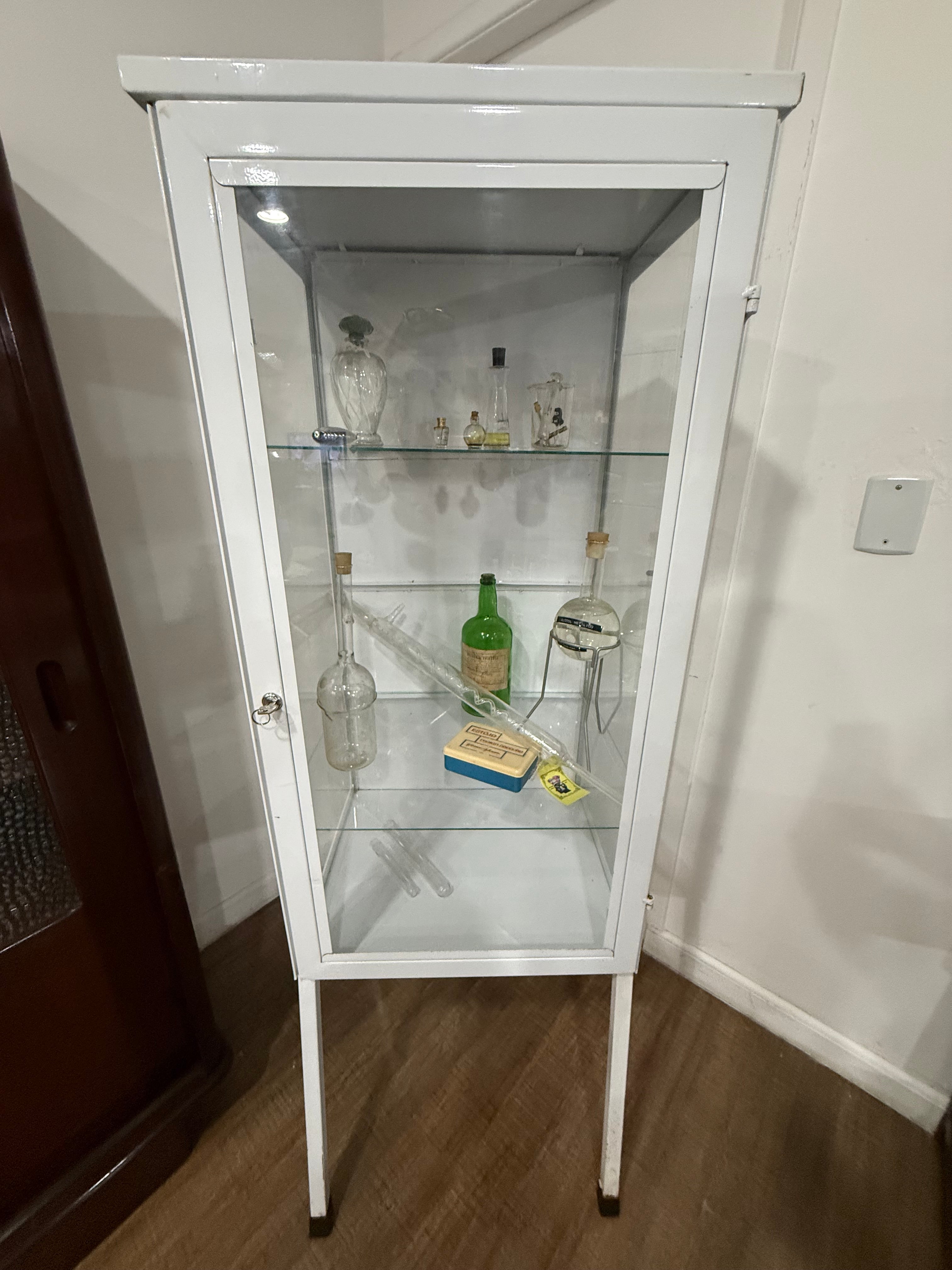 RARA VITRINE FARMACÊUTICA EM METAL BRANCO E VIDRO — DÉCADA DE 1970
