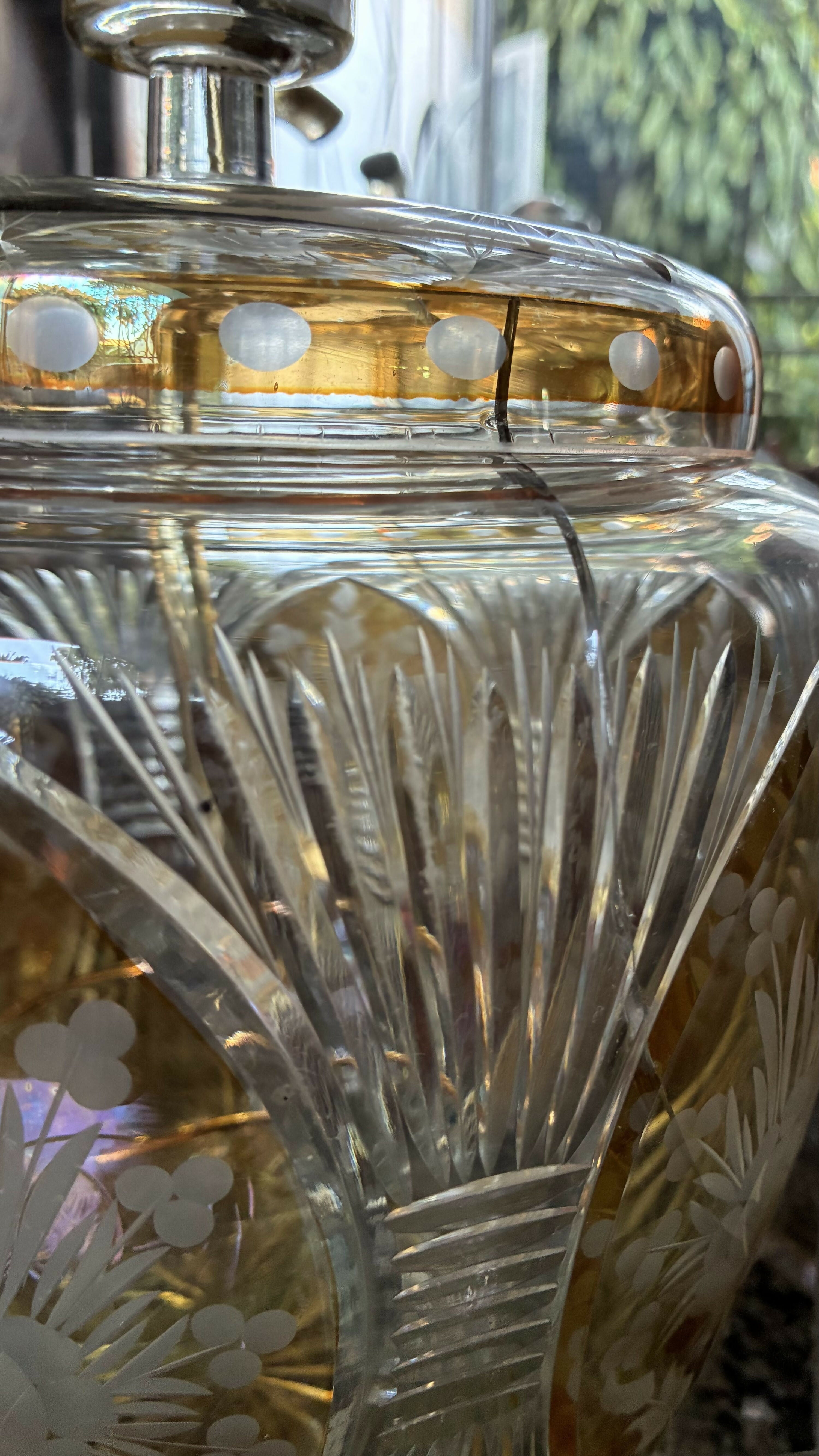 Poncheira em Cristal Tcheco Lapidado com detalhes dourados