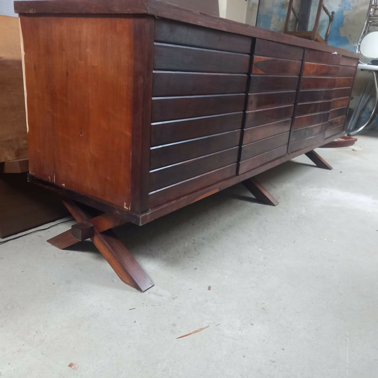 Antigo Buffet em. madeira com 4 portas