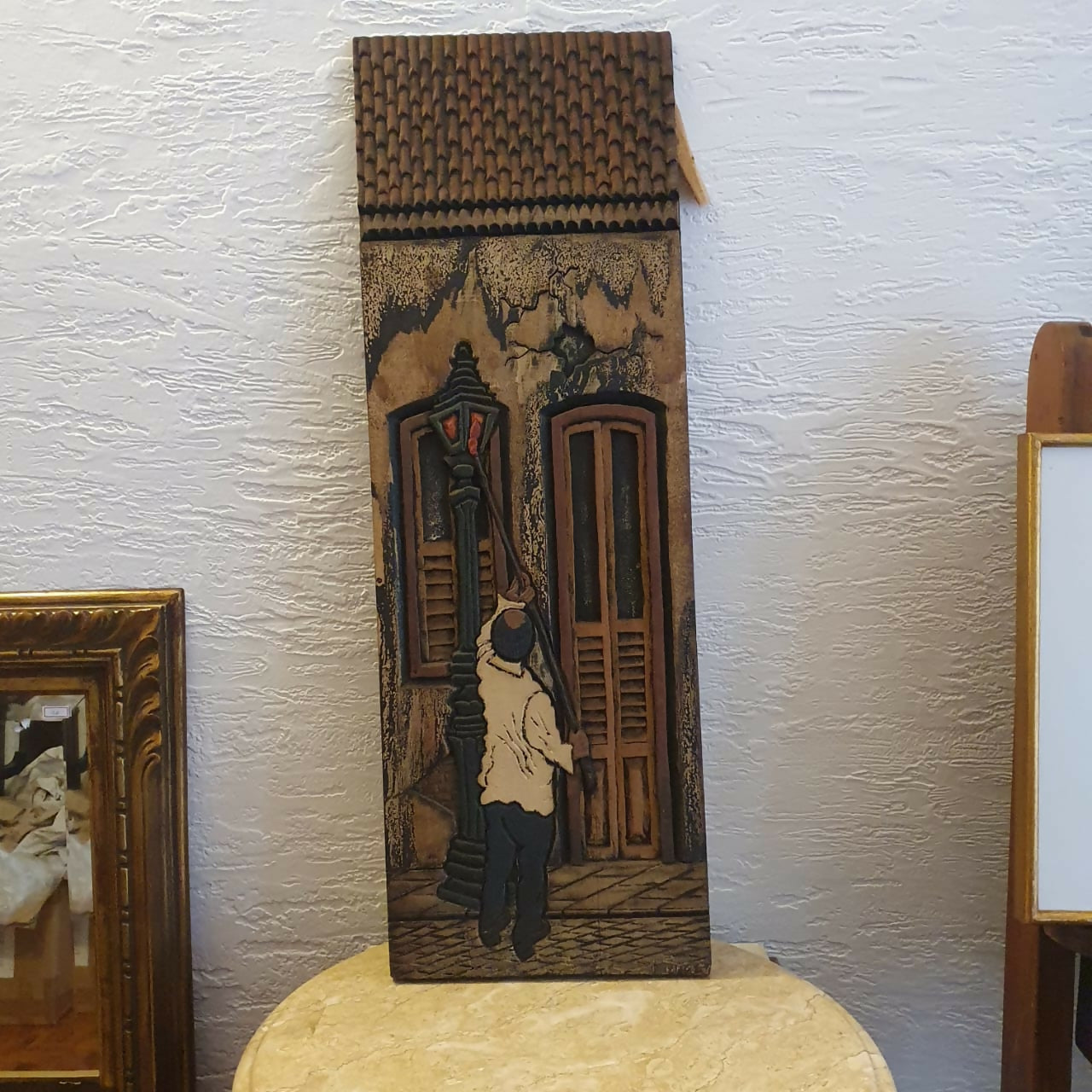 Incrível placa em madeira entalhada ricamente decorada. Linda.