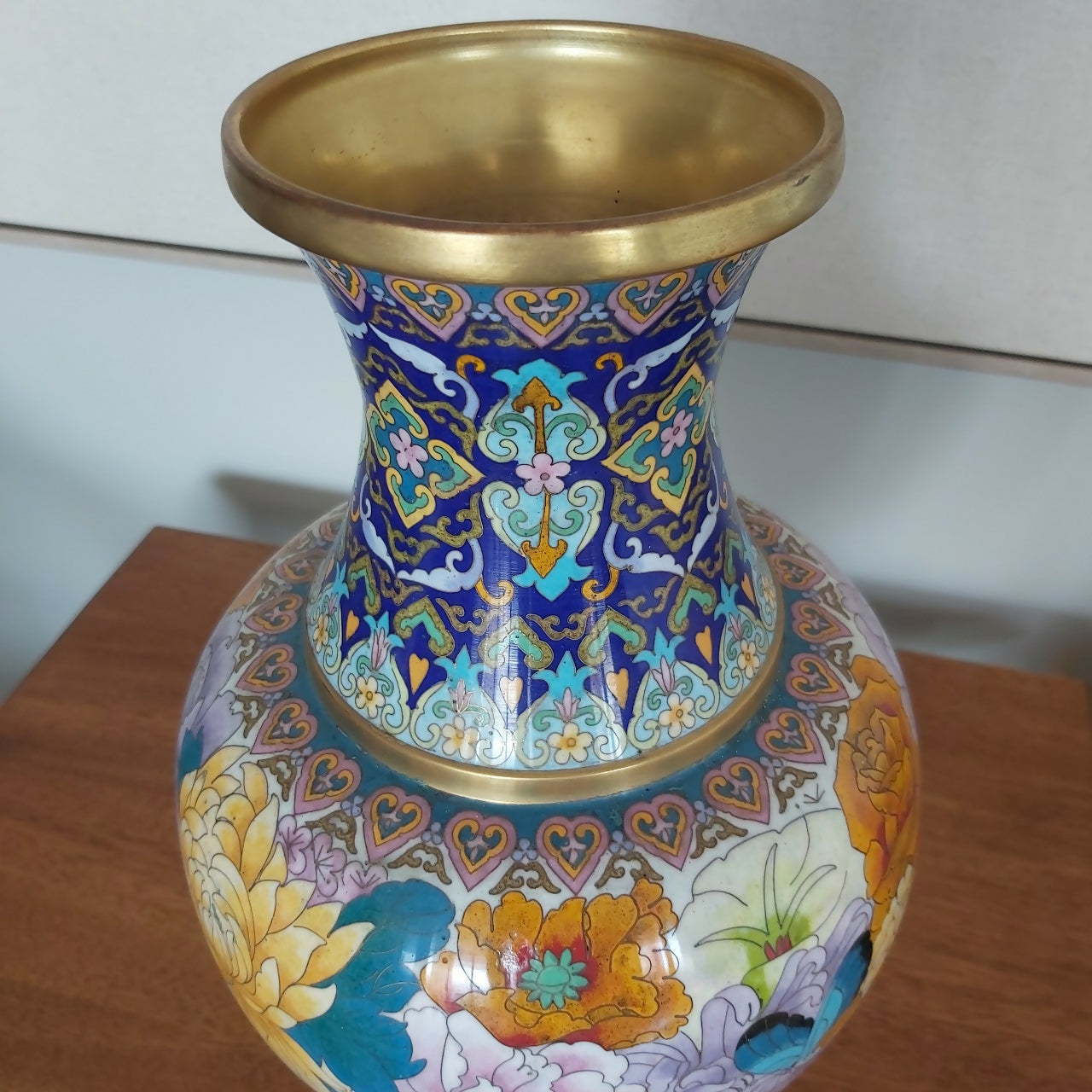 Par de vasos bojudos grandes em metal esmaltado cloisonné. Impecáves!