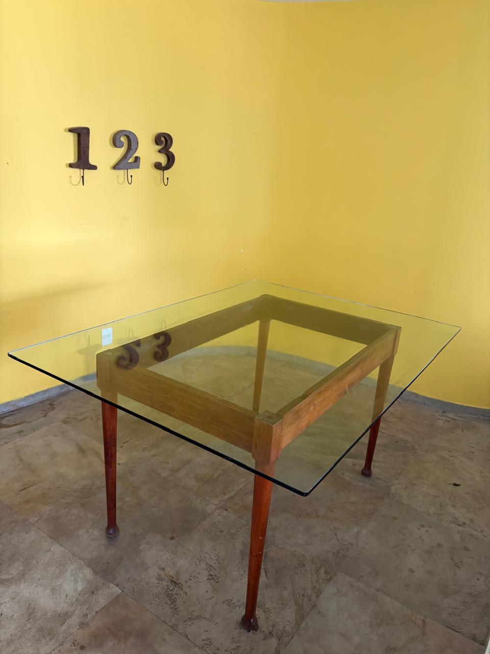 Mesa Jantar Retangular com base em madeira e tampo em Vidro