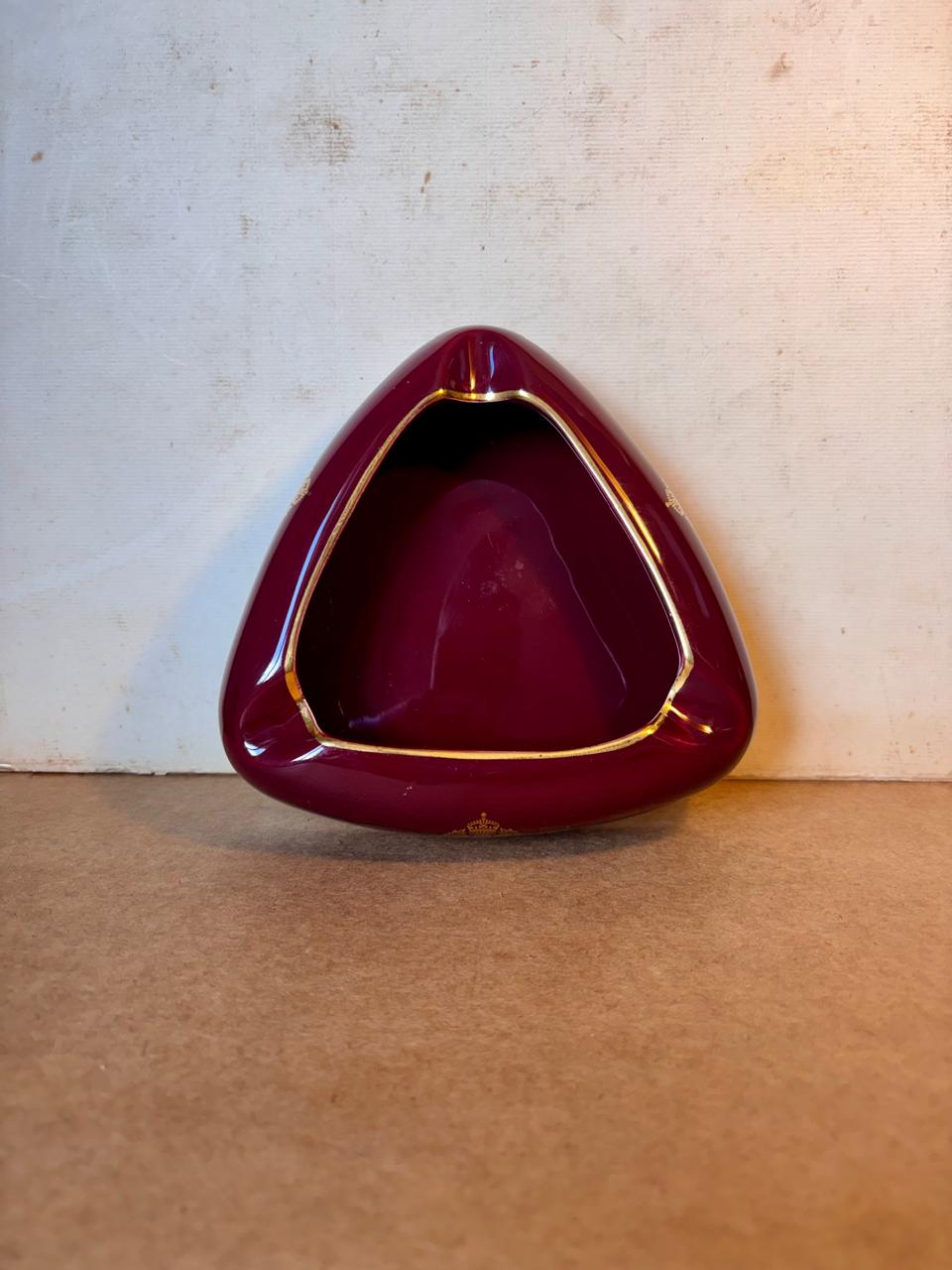 Cinzeiro triangular Dimple Scotch Whisky em cerâmica vinho e dourado — Wade (DMCPS_683)