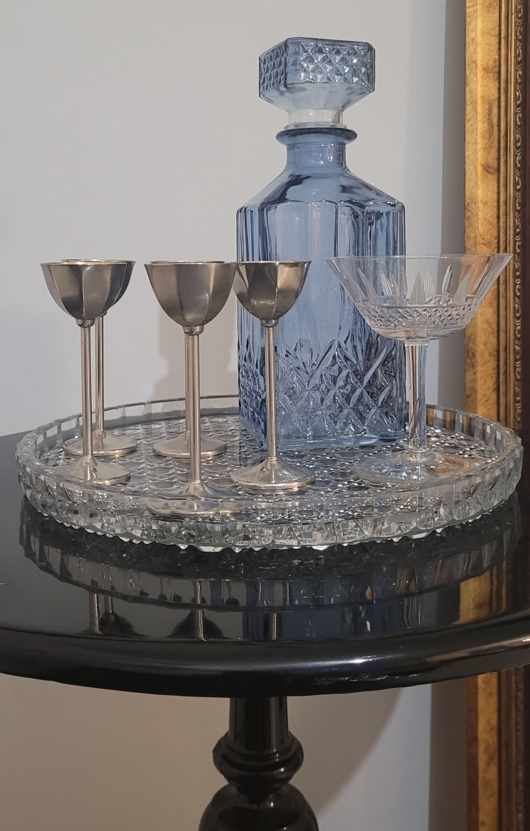 Conjunto de taças para licor Mid-Century em metal prateado facetado com interior dourado 