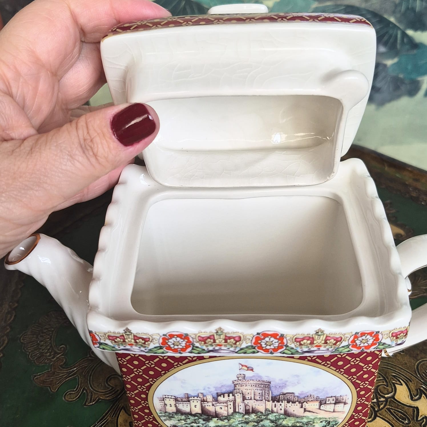 Bule de chá incrível em porcelana vintage inglesa James Sadler, coleção "Best of British Castles", modelo Castelo de Windsor.