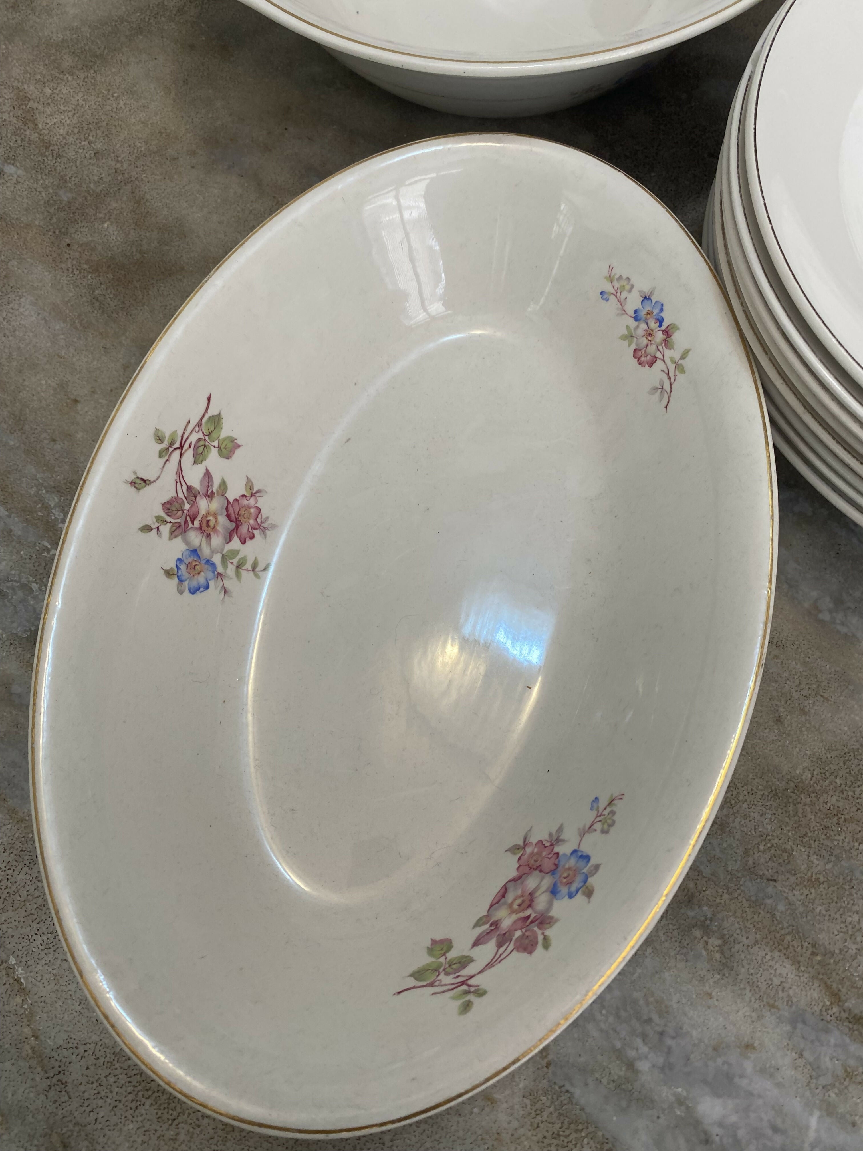 Jogo de louça antiga Porto Ferreira com pratos fundos e tigelas