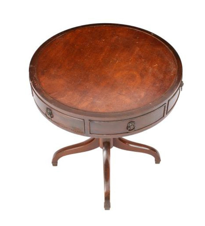 Mesa lateral vintage redonda em mogno com puxador de leão e argola em bronze
