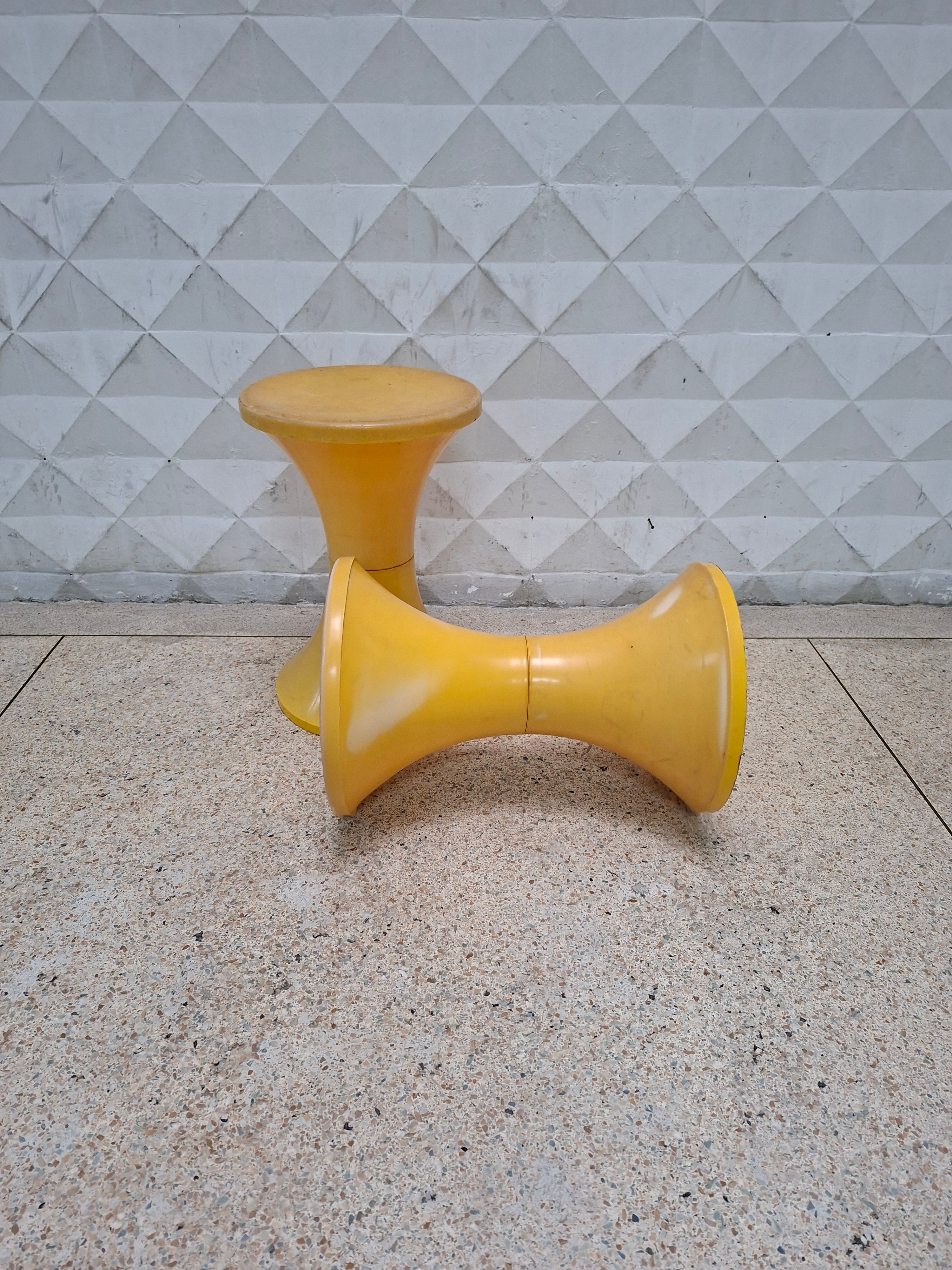 Par de Bancos Estilo Tam Tam Balila em amarelo 