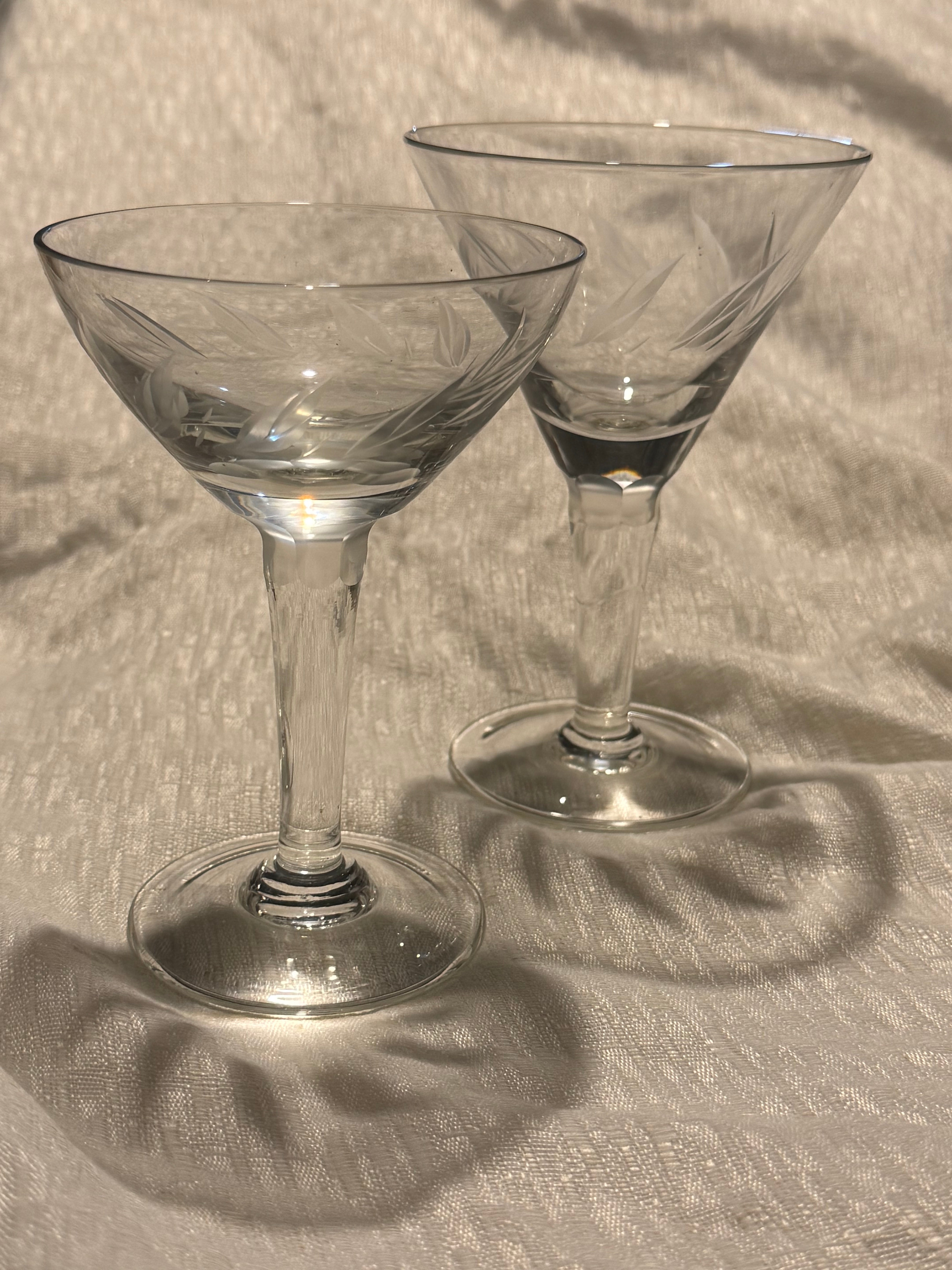 Conjunto com 3 Taças Antigas em Cristal Gravado