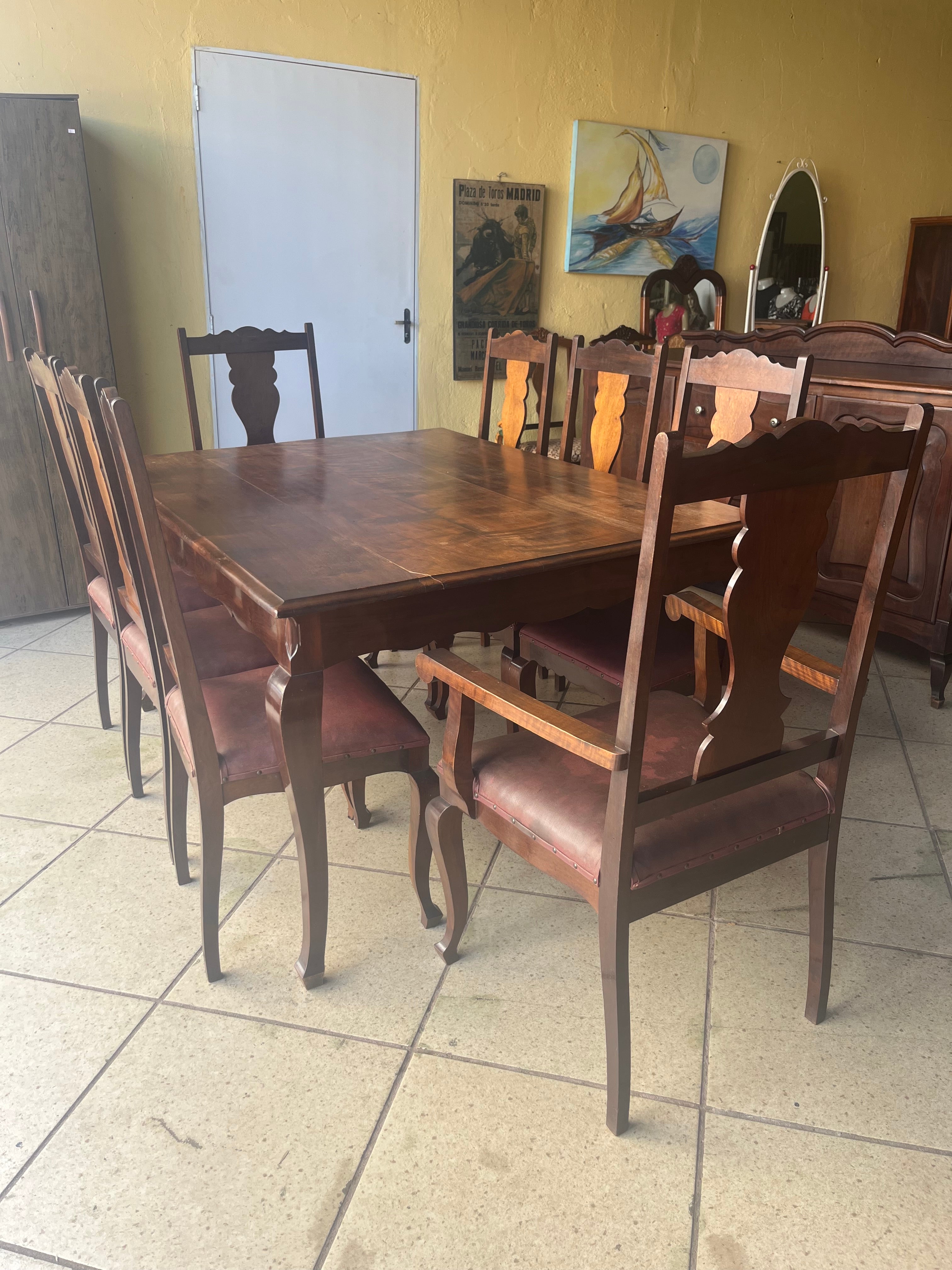 BELÍSSIMO CONJUNTO DE MESA RETANGULAR COM 8 CADEIRAS COM MAIS DE 80 ANOS