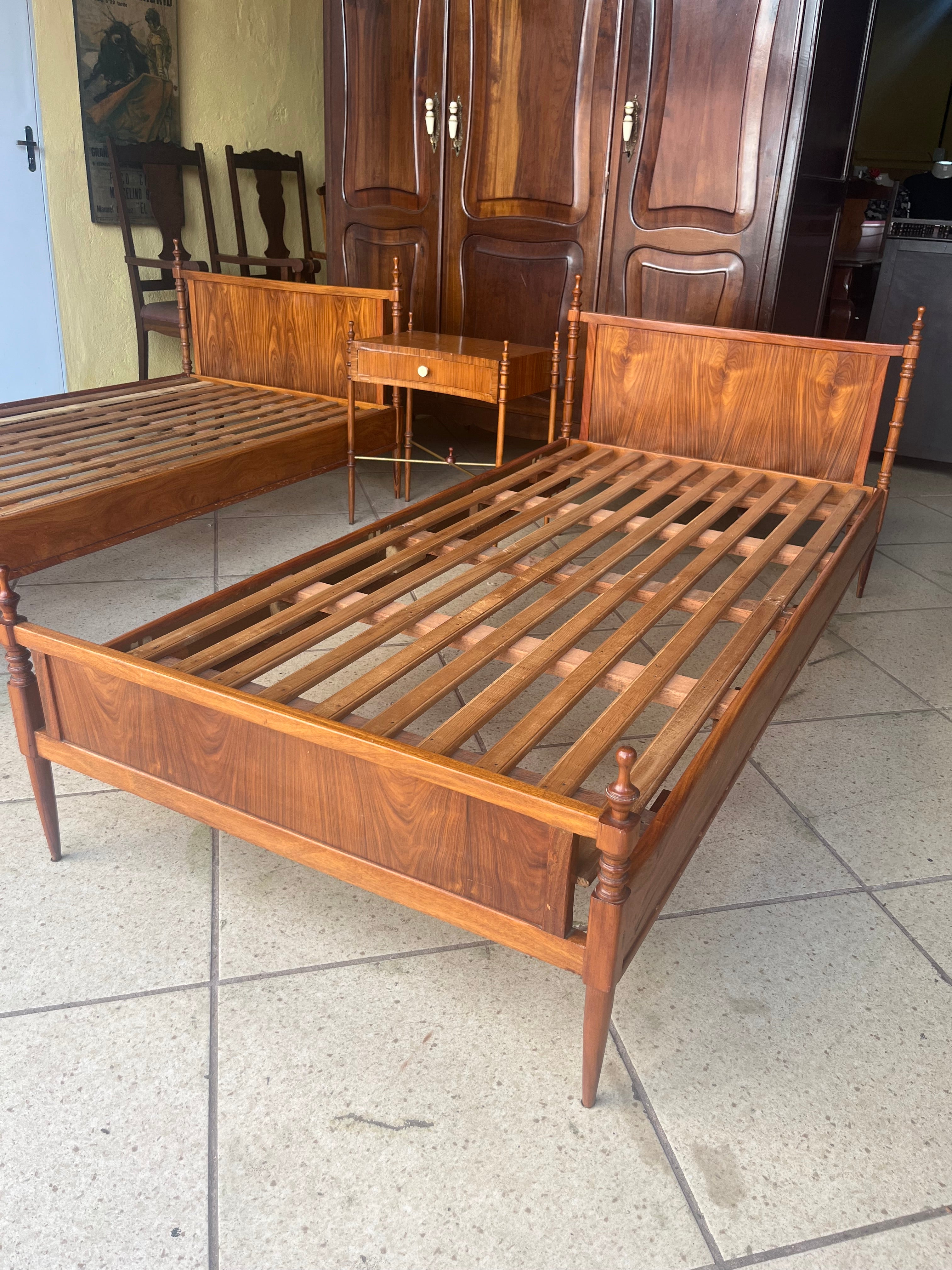 CONJUNTO DE CAMA DE SOLTEIRO COM MESINHA CABECEIRA ANTIGAS