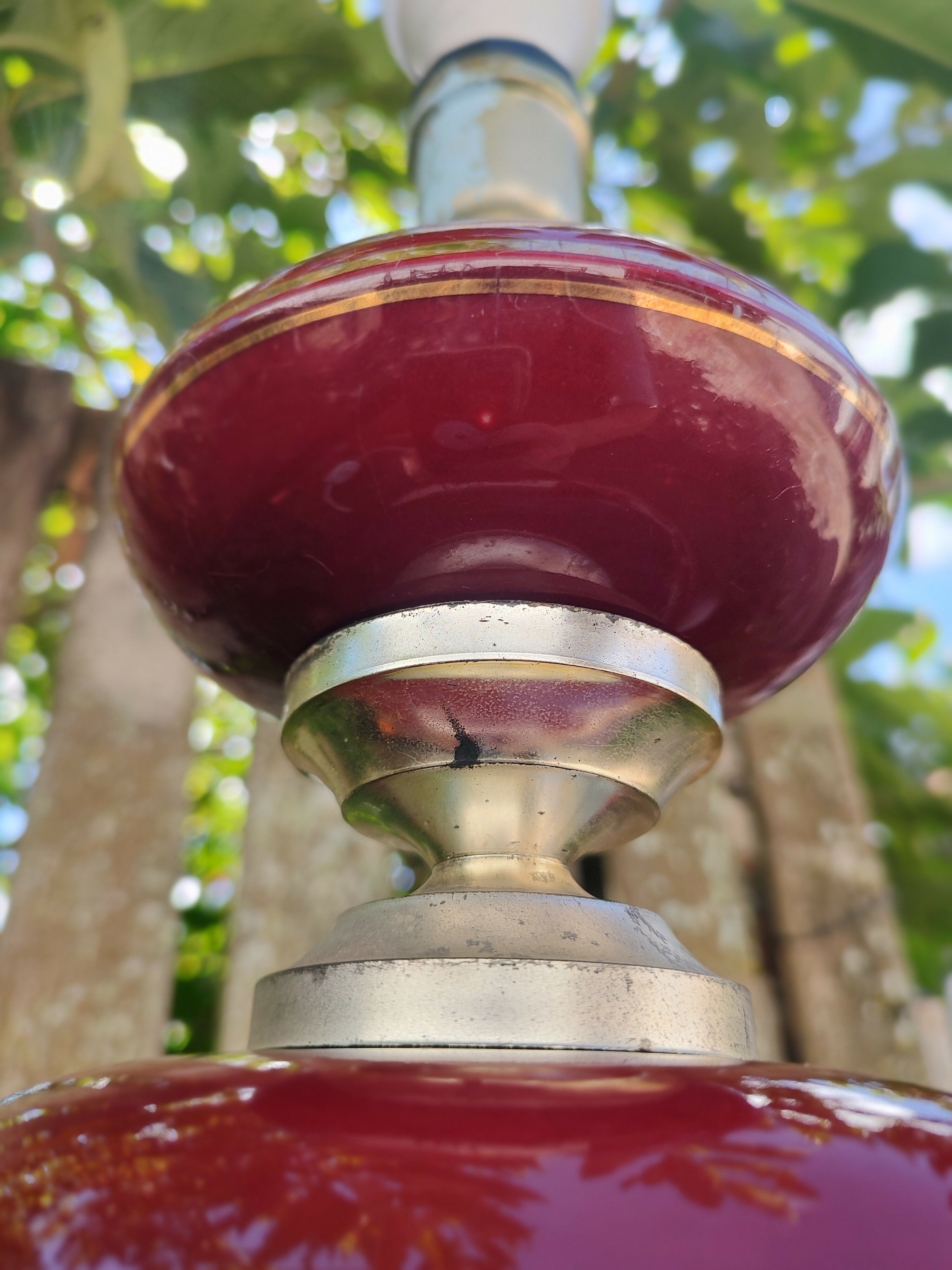 Antigo Abajur em porcelana cor de vinho com detalhes dourados