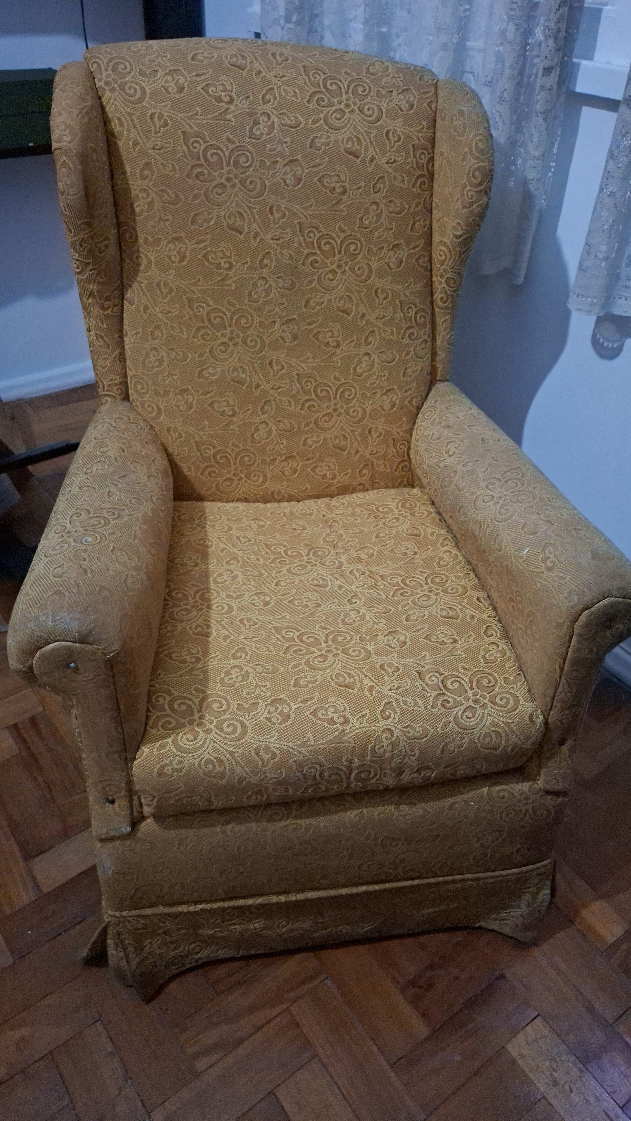 Poltrona Bergere em tecido amarelo estampado 