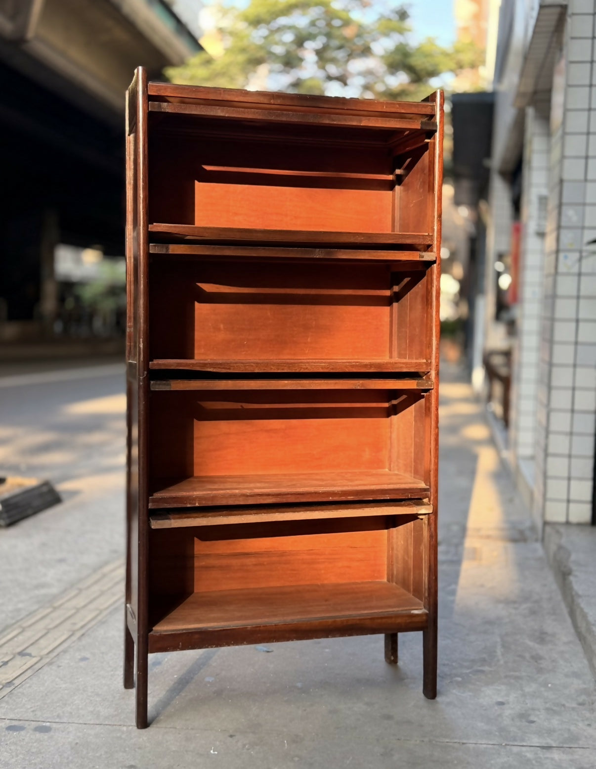 Livreiro em imbuia com 4 portas basculantes