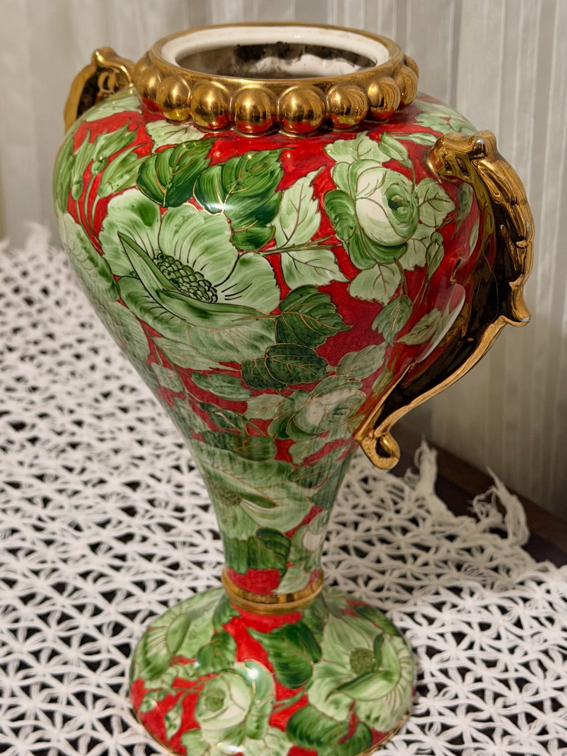 Ânfora Clássica em Porcelana Pintada à Mão com detalhes florais em verde e dourado 