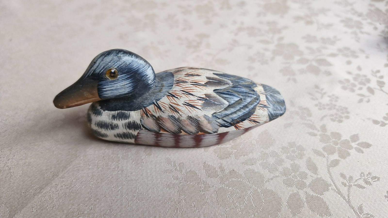 Três belas esculturas de pato em madeira