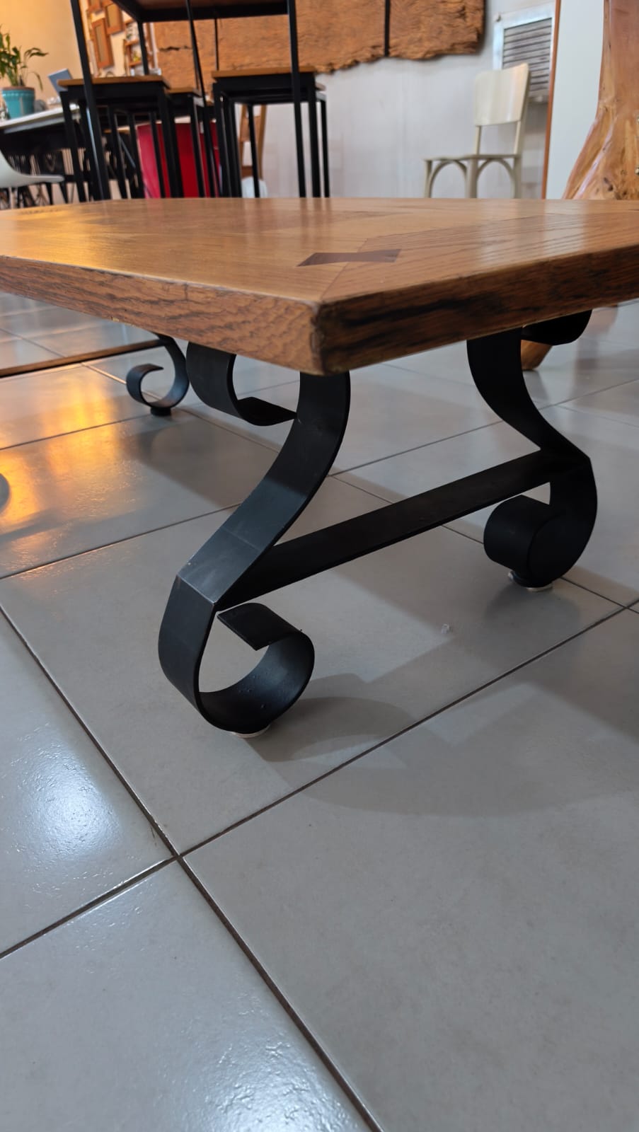 Mesa de Centro retangular em Madeira com Detalhes de Marchetaria e Base Metálica Ornamental