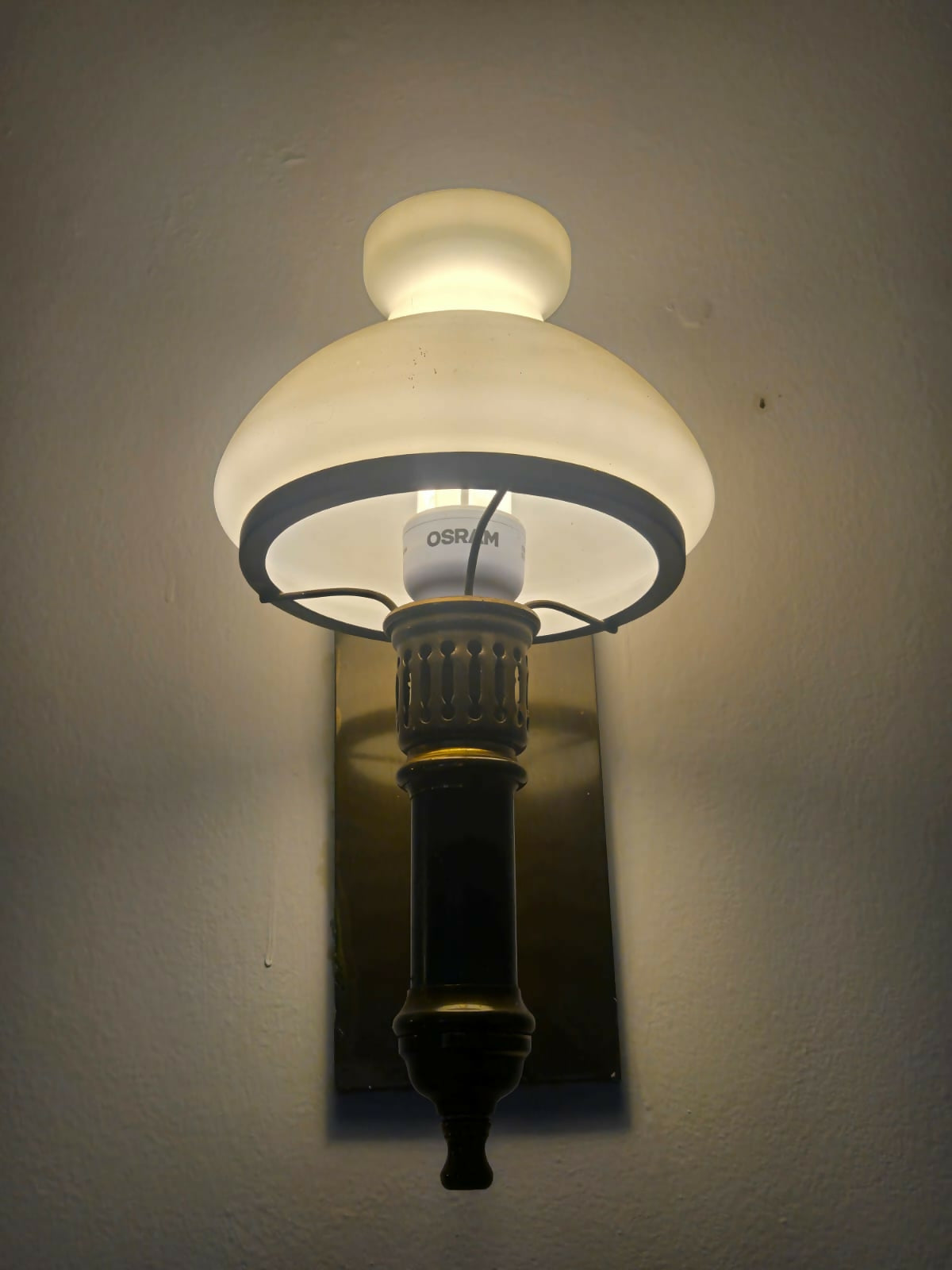 Par de arandelas clássicas estilo lampião, esmaltadas, com chapa metálica e vidro leitoso