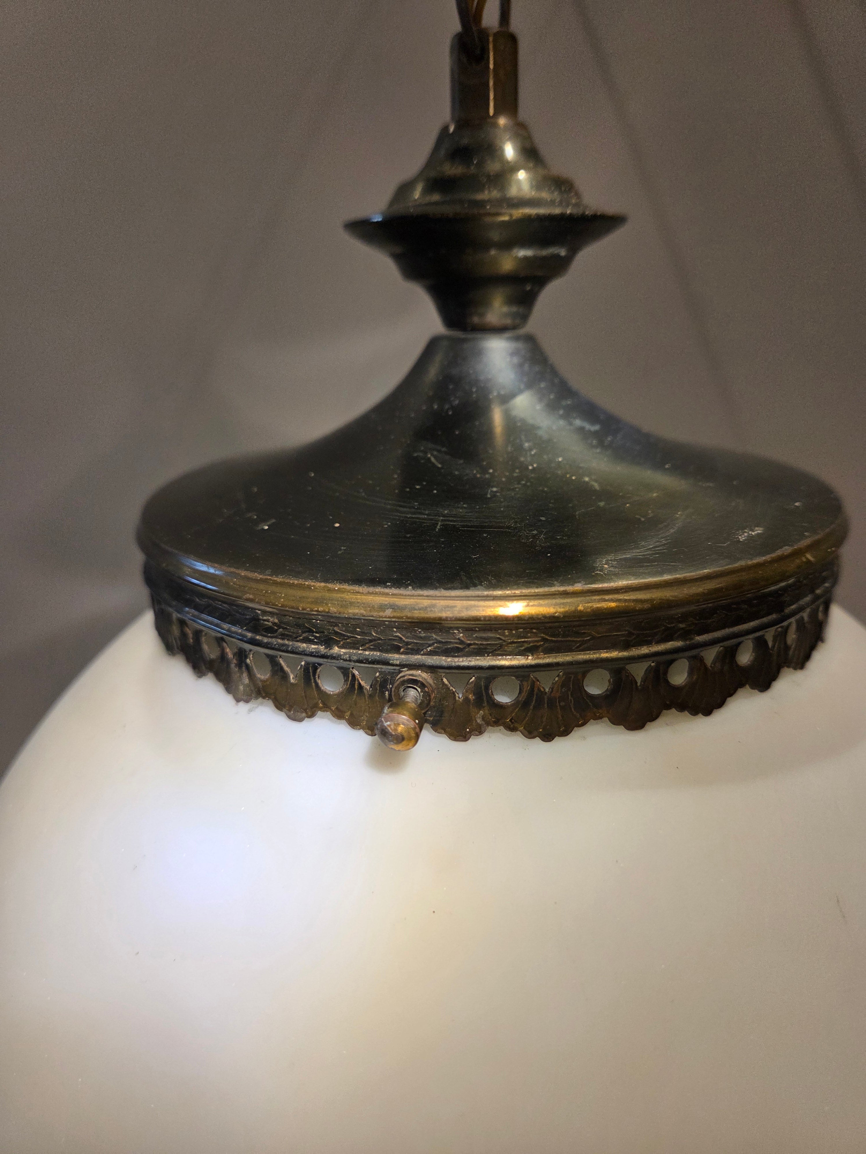 Lustre / luminária com globo opalino, década 1970.