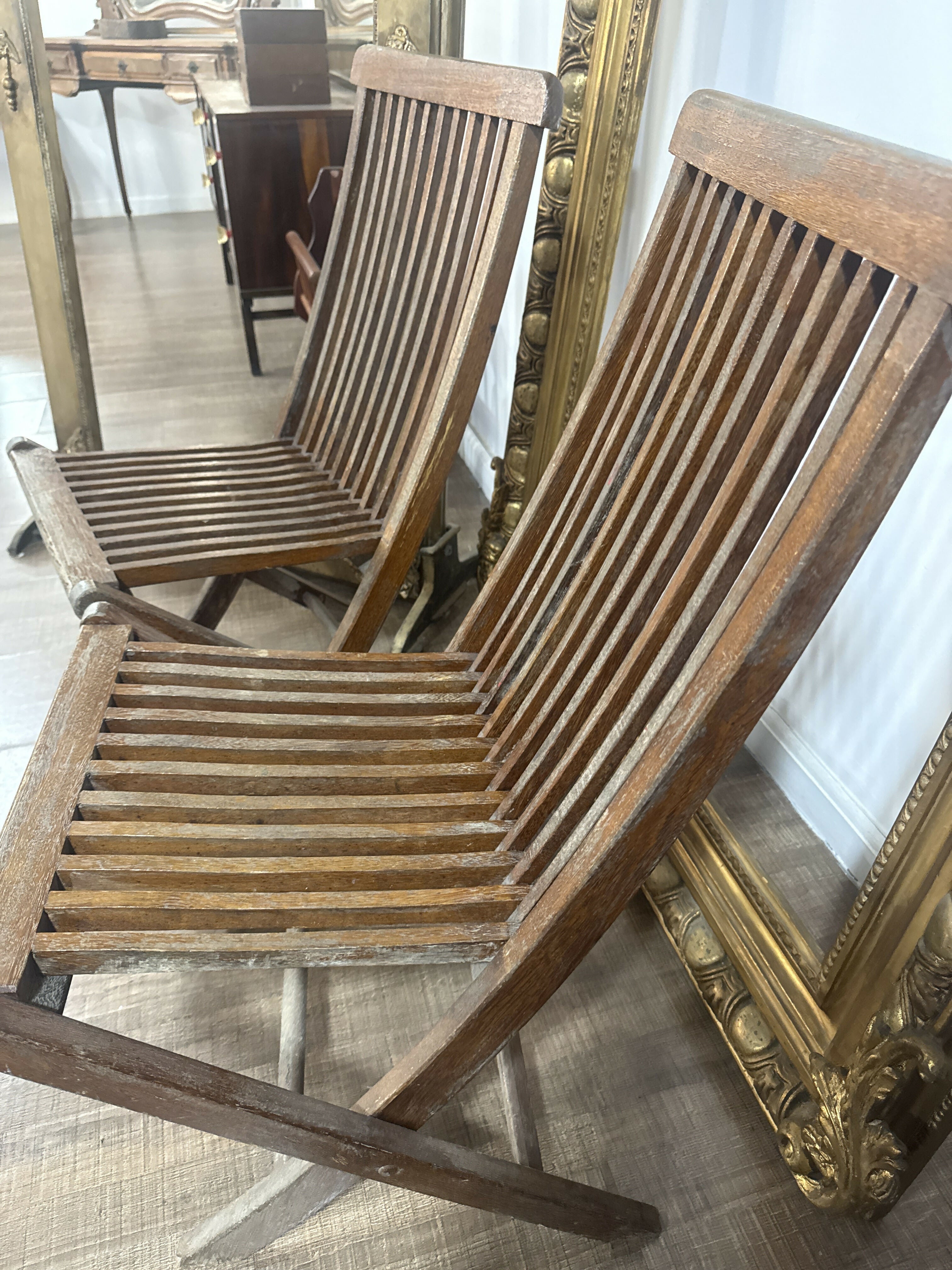 Par de Cadeiras Dobráveis Centenárias em Madeira Maciça – Brasil, circa 1890–1930