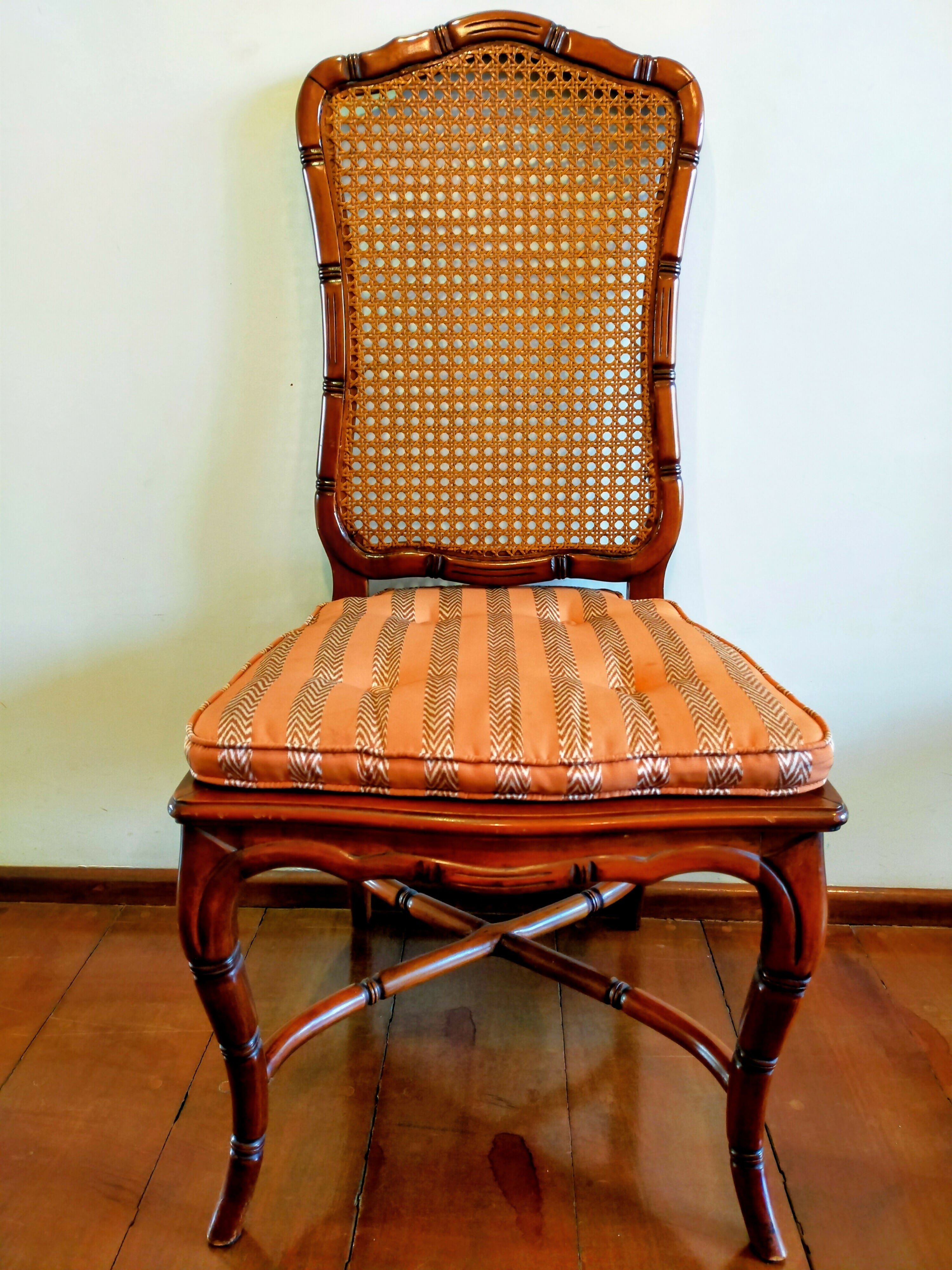 CONJUNTO 8 CADEIRAS VINTAGE MADEIRA MACIÇA ENTALHADA E PALHINHA