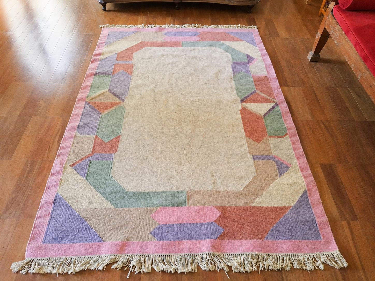 Tapete Kilim em tons pastéis de rosa, lilás, verde e marrom 