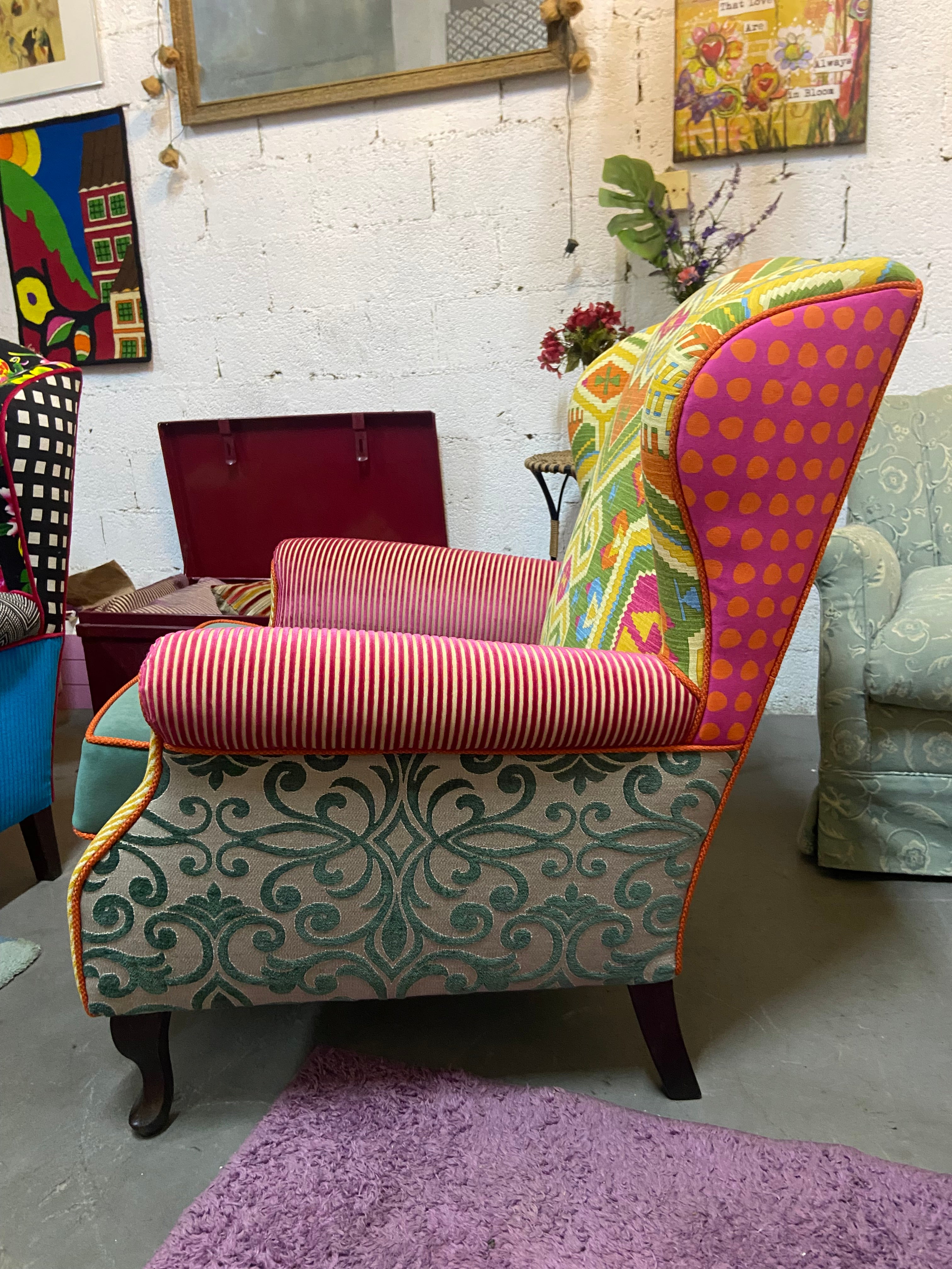 Poltrona Bergere Geo repaginada com tecidos estampados coloridos 