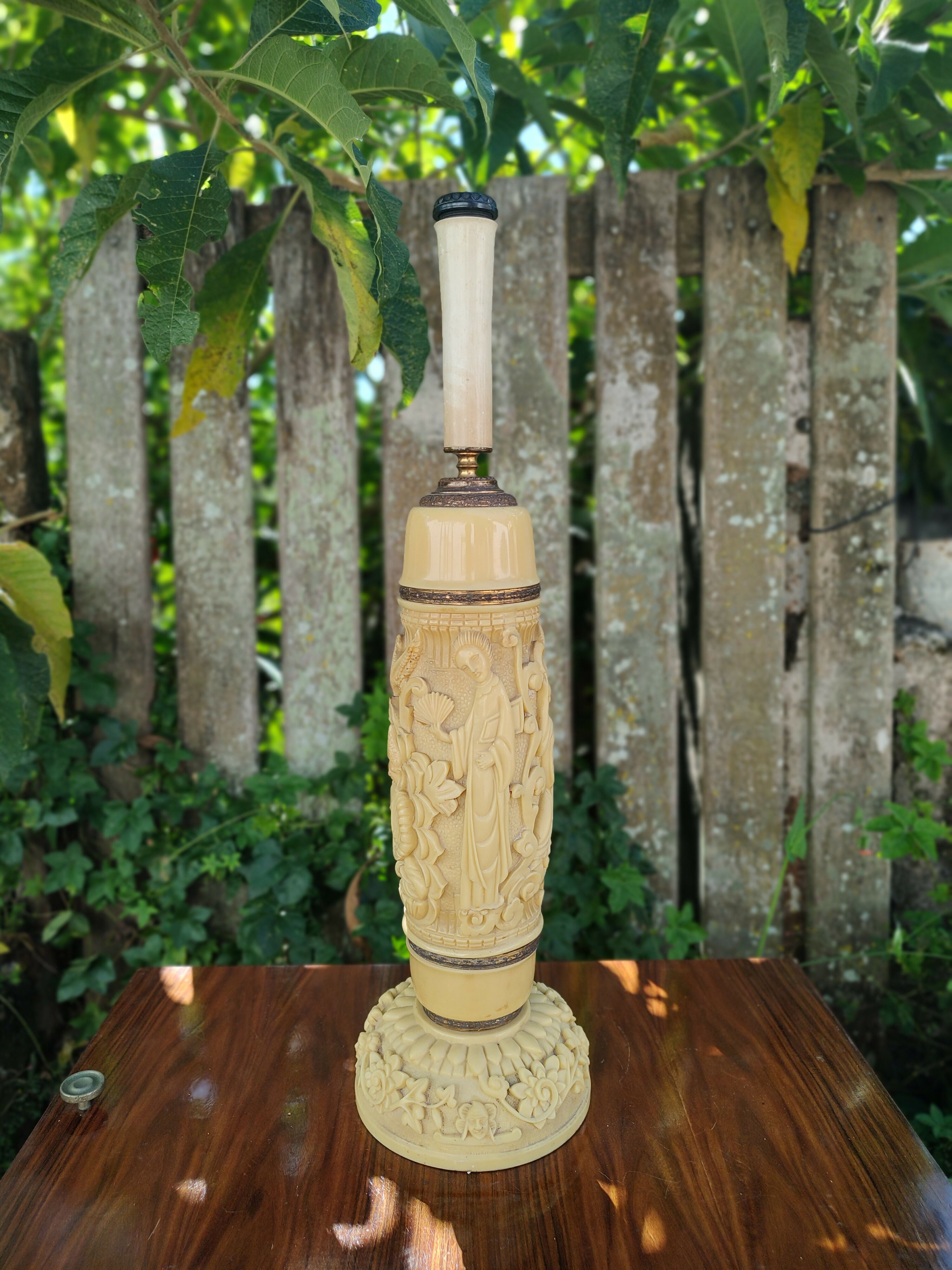 Antigo Abajur em Resina cor Marfim com entalhes de cenas religiosas com Buddha