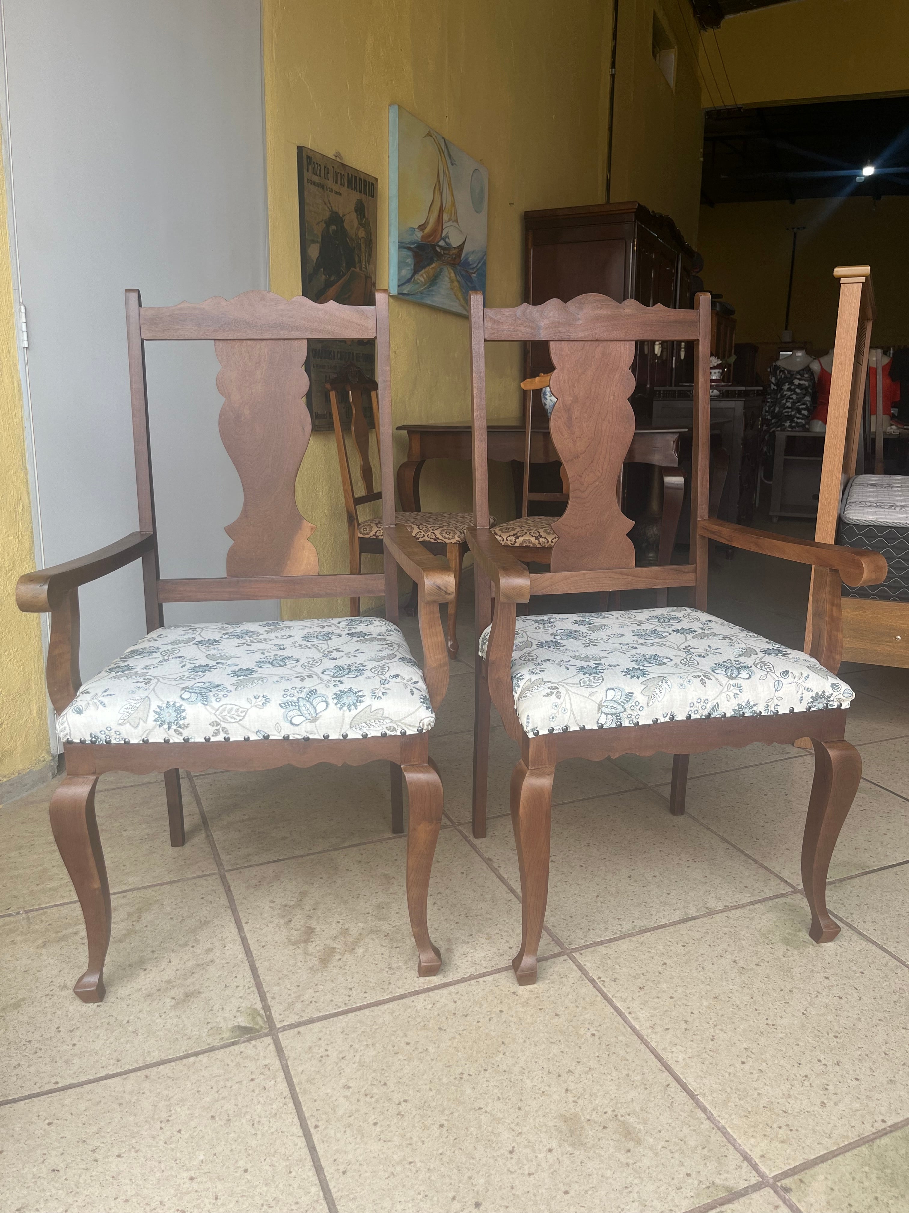 ANTIGO PAR DE POLTRONAS COM BRAÇO EM IMBUIA - RESTAURADAS