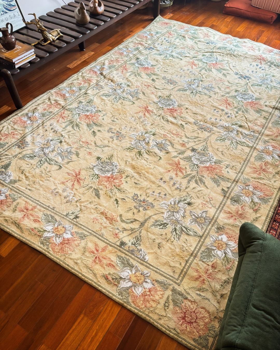 Tapete Bordado Ateliê Maria Claudia com motivos floral