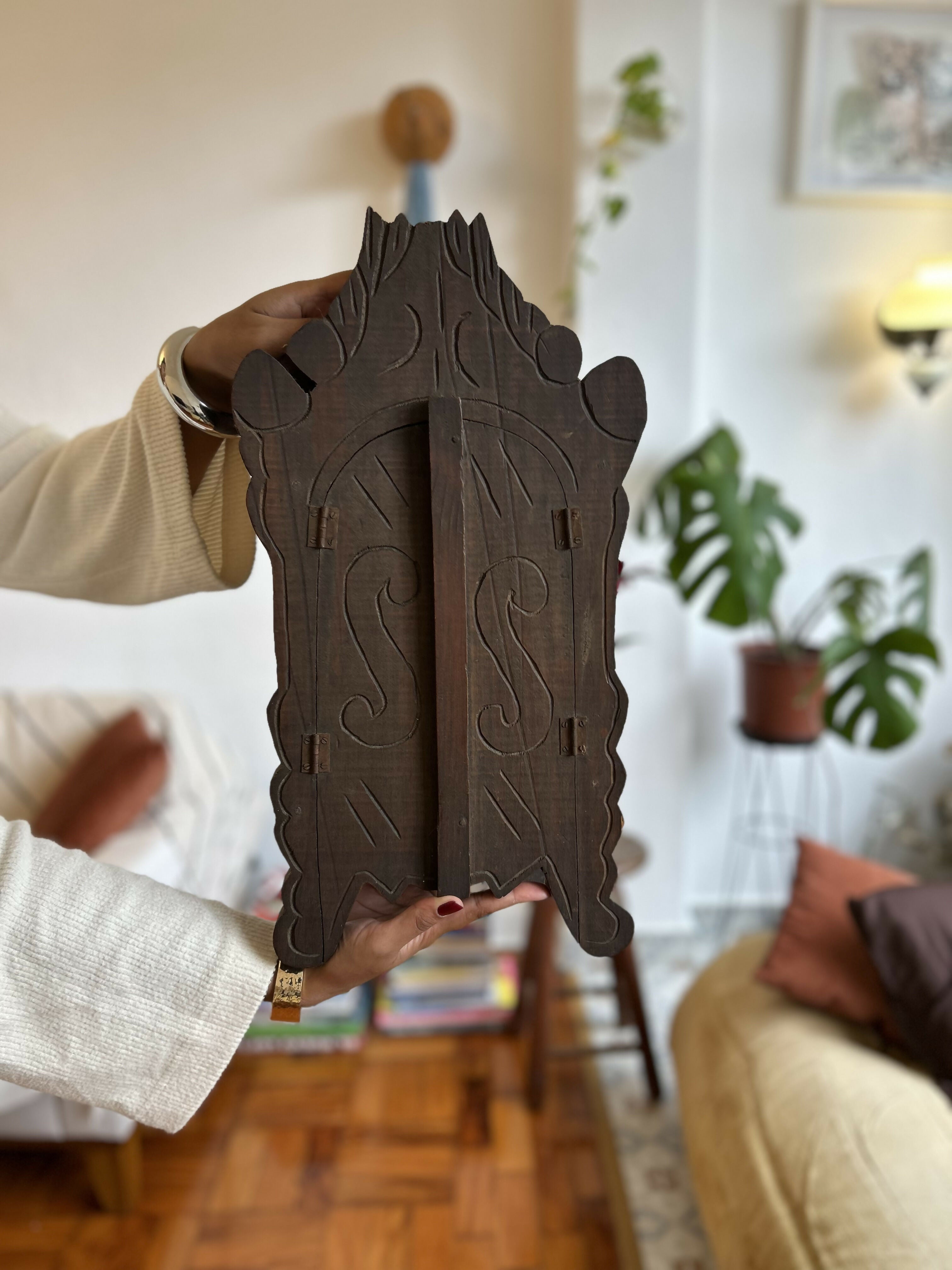 Oratório de madeira entalhado à mão anos 70/80