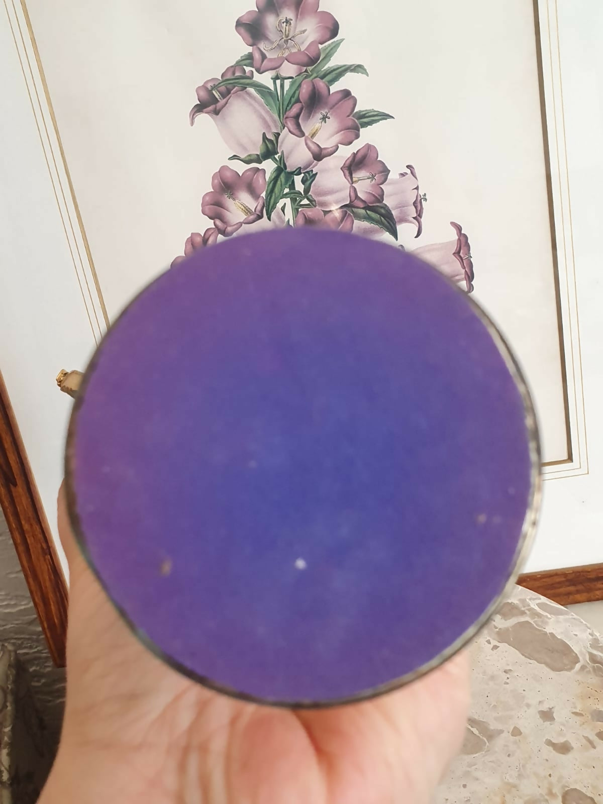 Ânfora de metal dourado com vidro bico de jaca azul cobalto. Linda!