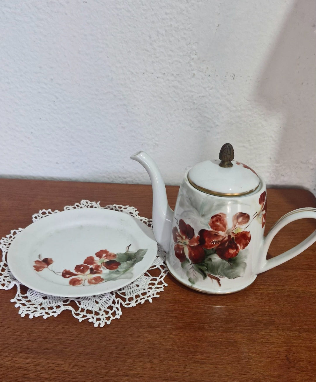 Bule para chá ou café com flores vermelhas